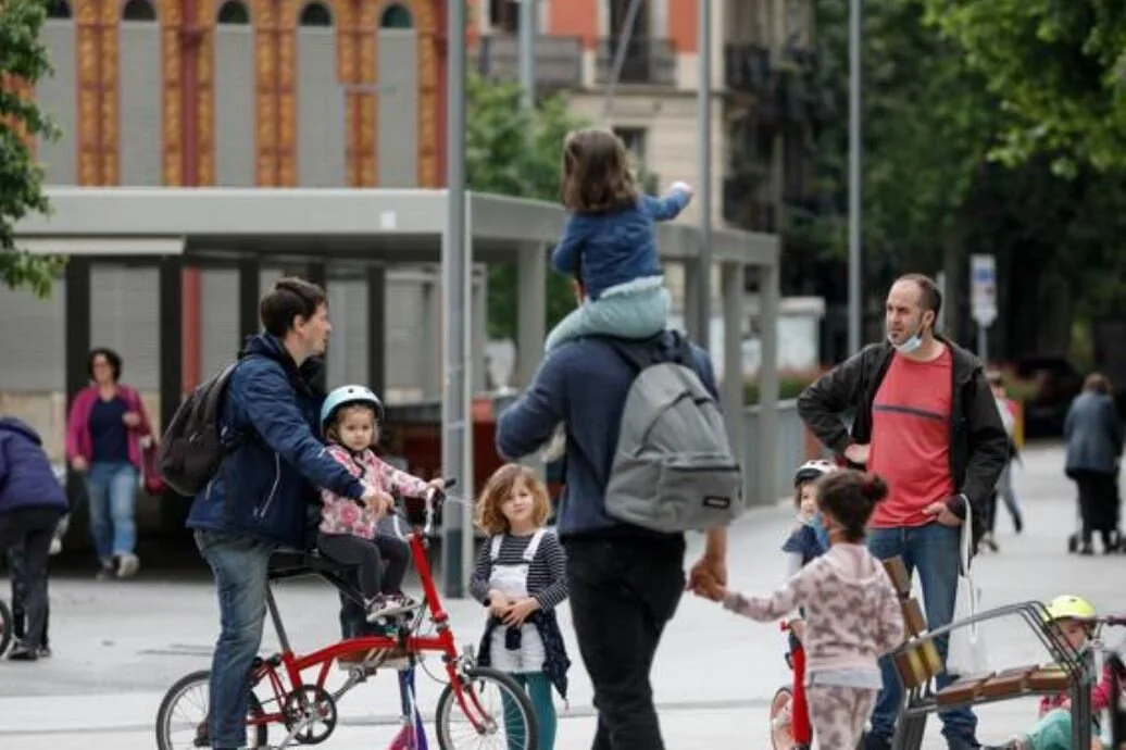 Kids enjoying their first day out. (La Vanguardia)