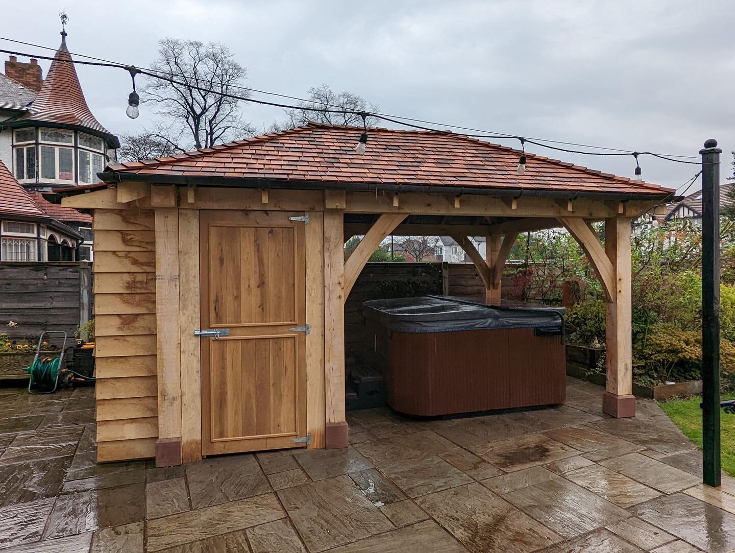 Oak pergola with log store at the back is finished 👌🏼 looks great!