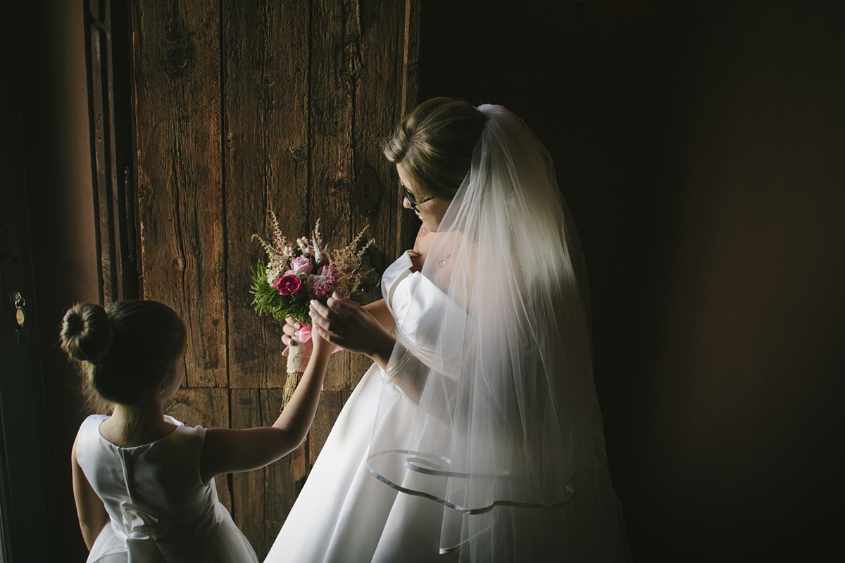 Mãe e filha com bouquet de casamento
