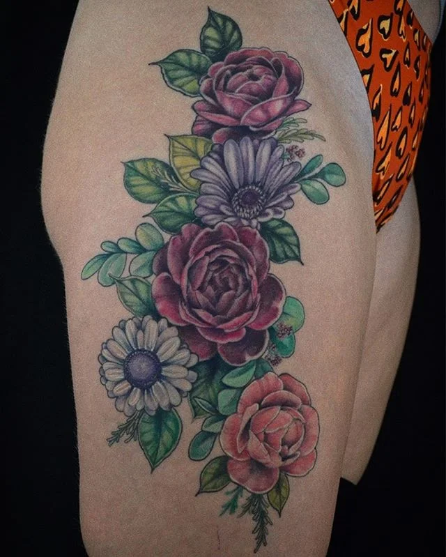 Fully healed thigh piece I finished a few months ago. Glad I got to snag a photo! Thank you Marlee 🖤