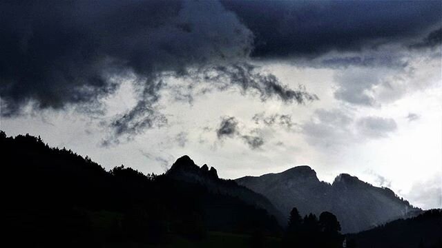 Toggenburg Abendstimmung 
#toggenburgtourismus #toggenburg #abendstimmung #gewitter #storm #goggeien #gulmen #wolken #wolkenhimmel #clouds #landscape #landschaft #ostschweiz #stgallen #alp #swissalps #mountain #swissmountains #inlovewithswitzerland #