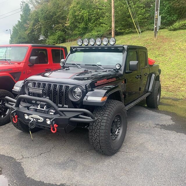 Another sweet ride with some subtle  graphic accents! #jeeplife #graphic #mountainlife