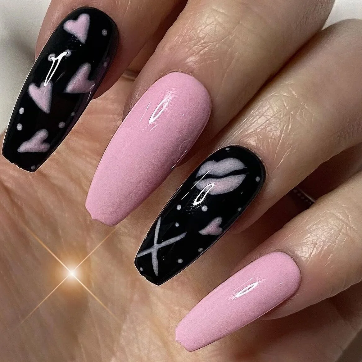 Cute nails by @del_ti_x 😍😍 Dm Mari for appointments!