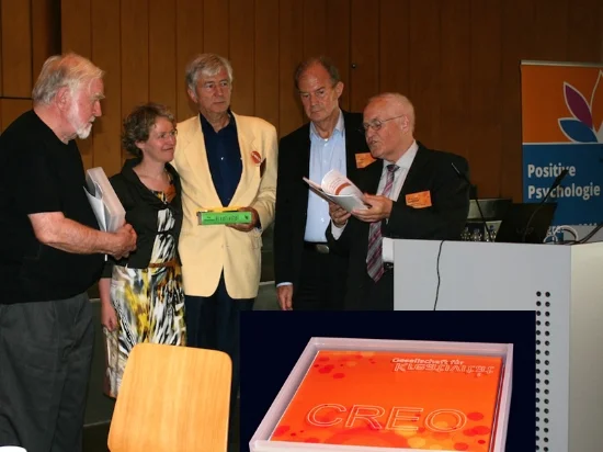 2015 wurde Prof. Csikszentmihalyi der »CREO« Award der Deutschen Gesellschaft für Kreativität verliehen und mir kam als Berliner Mitglied die Ehre zu, im Auditorium Maximum der Freien Universität die Laudatio für ihn zu halten. (von links: Prof. Csikszentmihalyi Ph.D, Frau Sasse-Olsen (†), Prof. Dr. Mehlhorn, Dr. Huhn, Prof. Dr. Geschka)