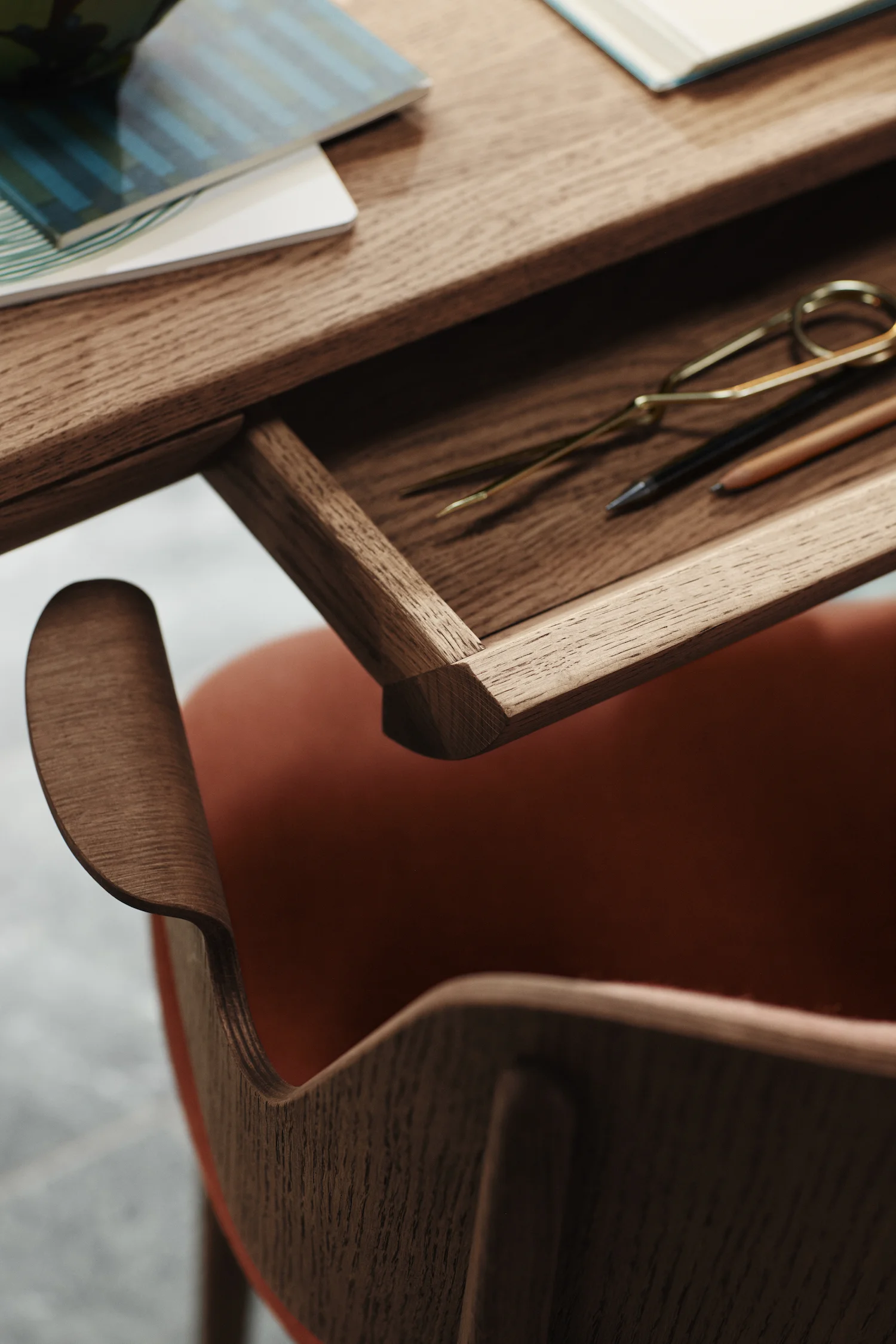 warmnordic-runa-desk-gesture.jpg