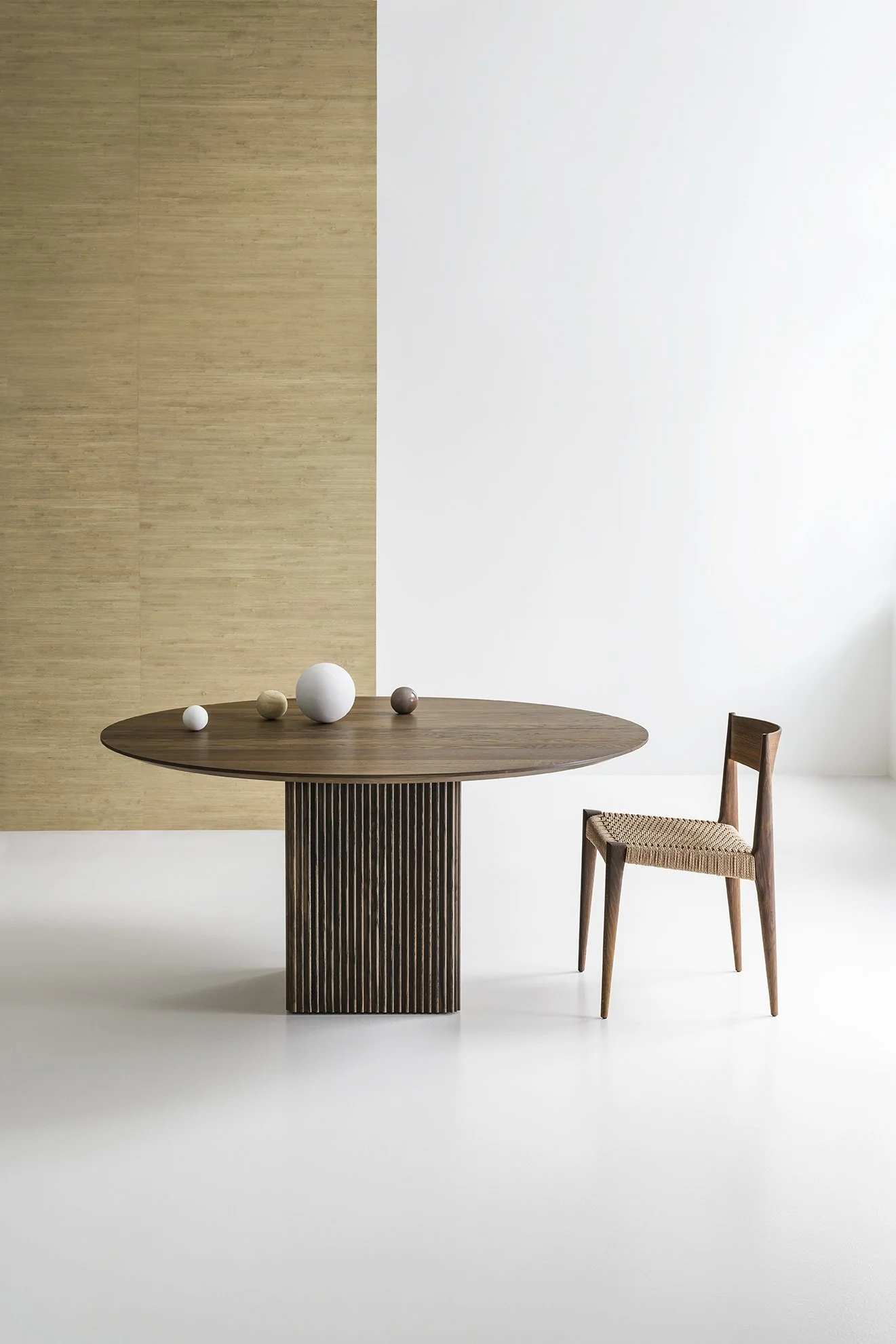 TEN TABLE ROUND_Ø150cm_smoked oak_with PIA_II3_LOW_dk3_gestalt_new_york.jpg