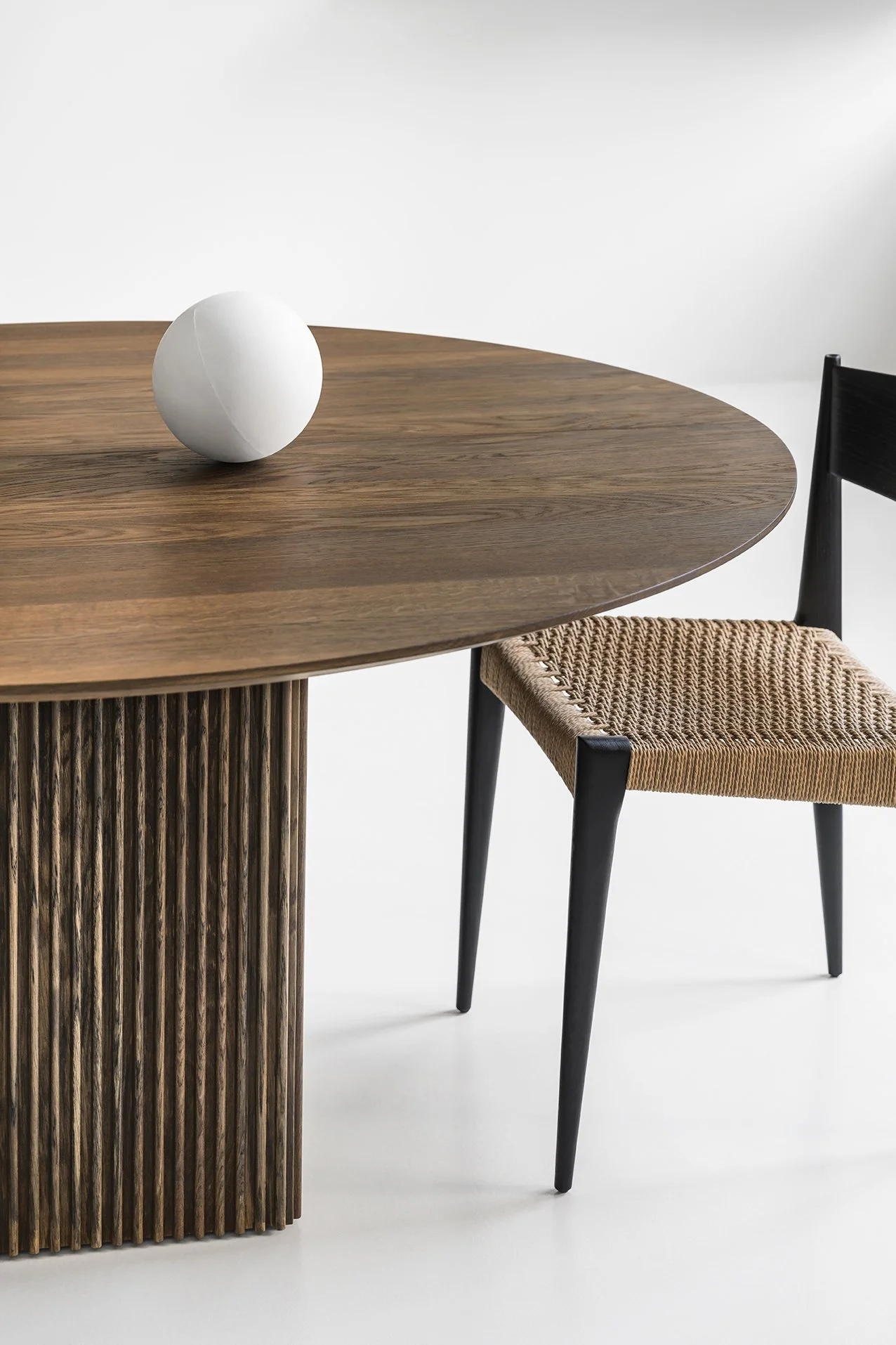 TEN TABLE ROUND_Ø150cm_smoked oak_with PIA_II10_LOW_dk3_gestalt_new_york.jpg