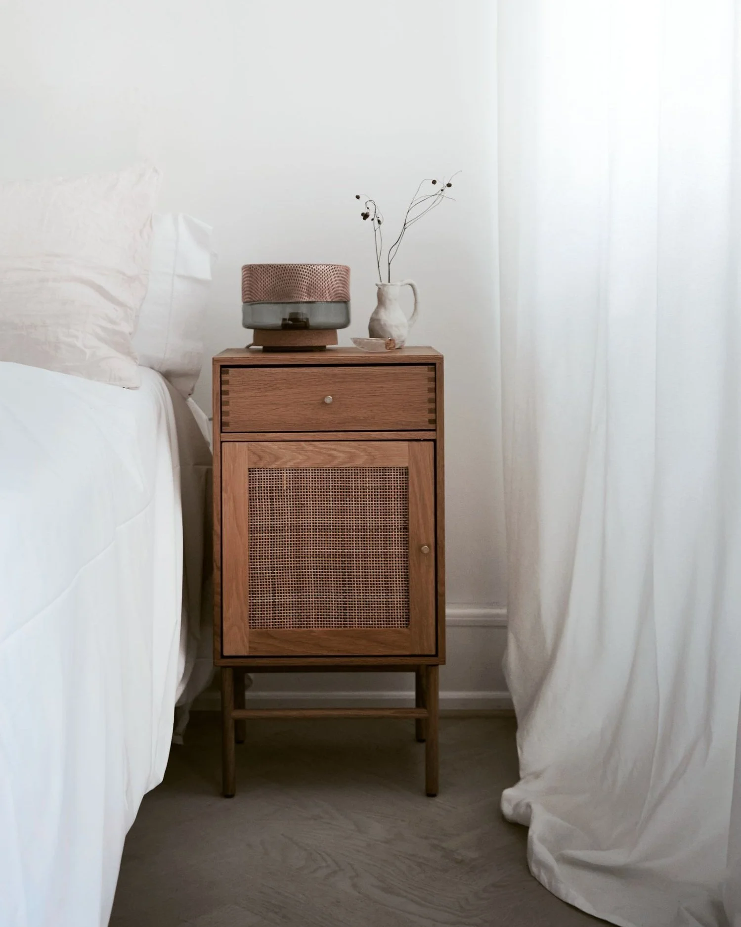 atbo_bedside_walnut_detail_gestalt_new_yor.jpg