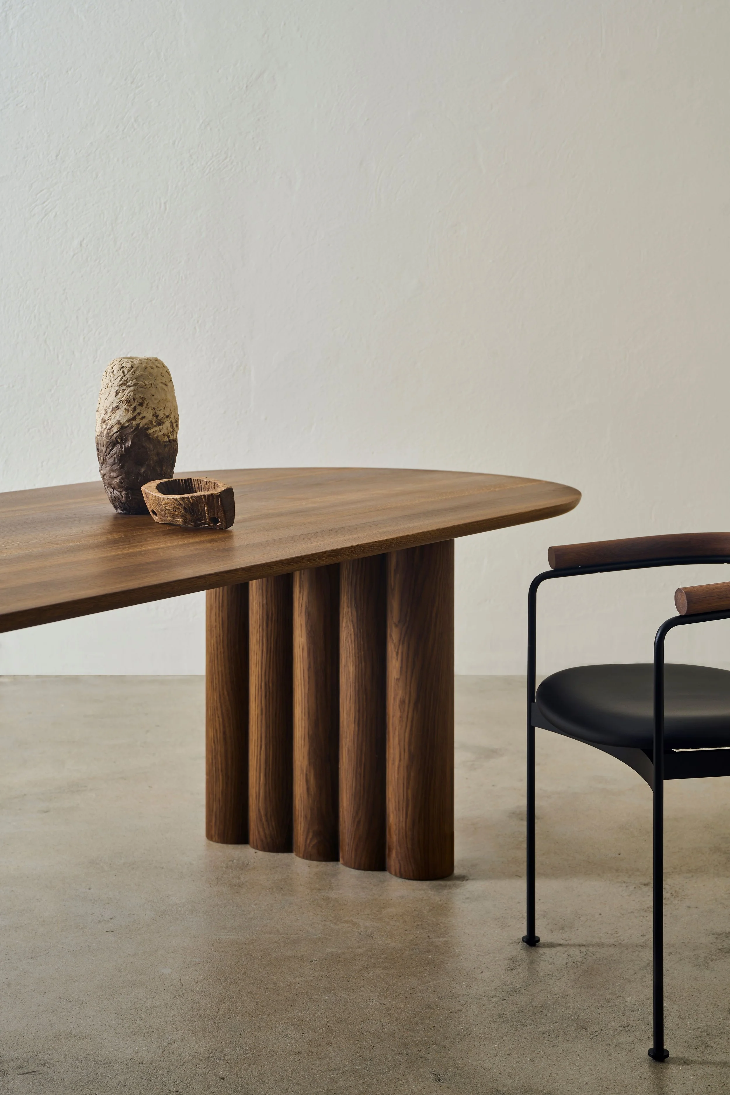 dk3_gestalt_new_york_PLUSH TABLE_SMOKED OAK_BAIA_BLACK STEEL_II1_LOW.jpg