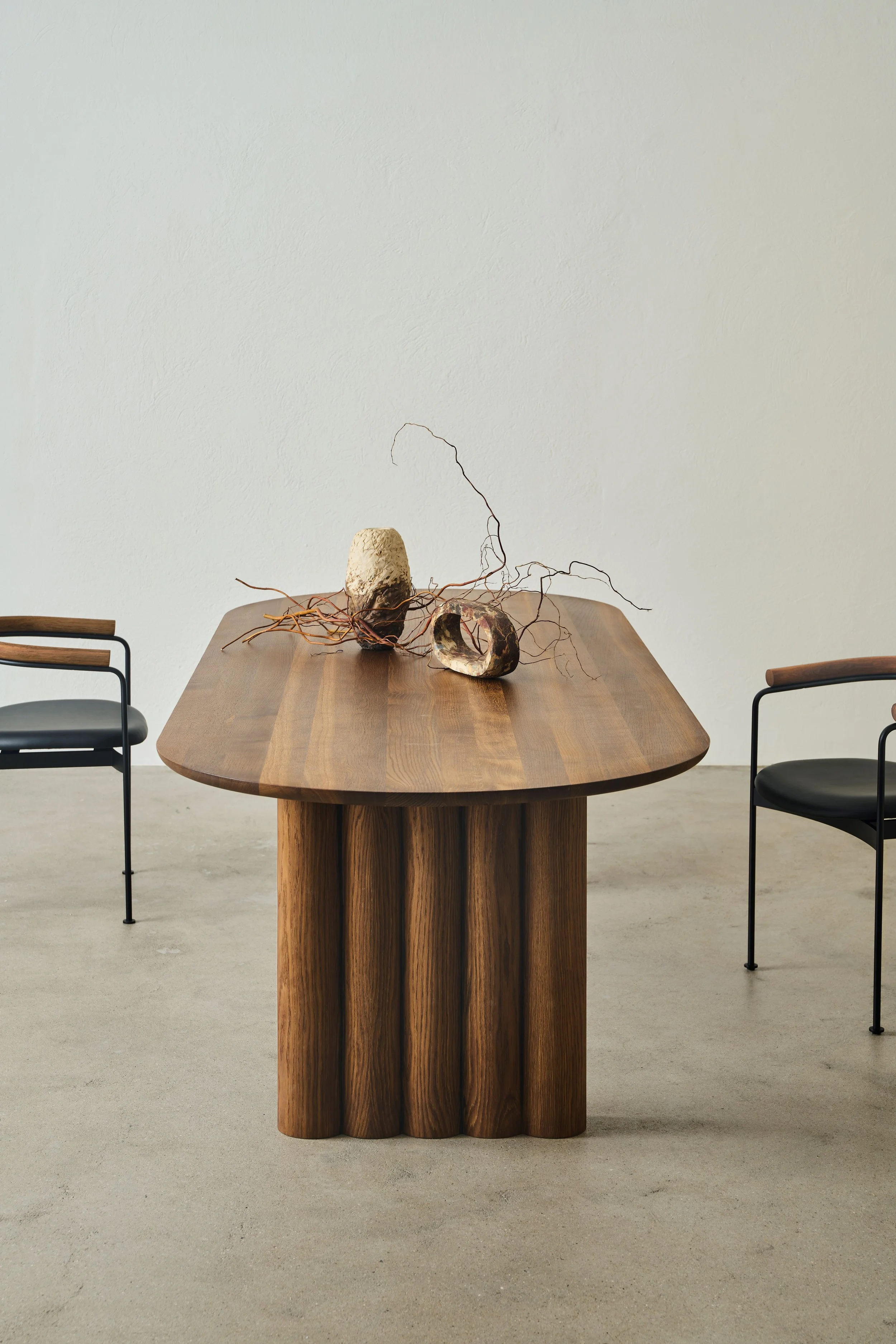 dk3_gestalt_new_york_PLUSH TABLE_SMOKED OAK_BAIA_BLACK STEEL_II4_LOW.jpg
