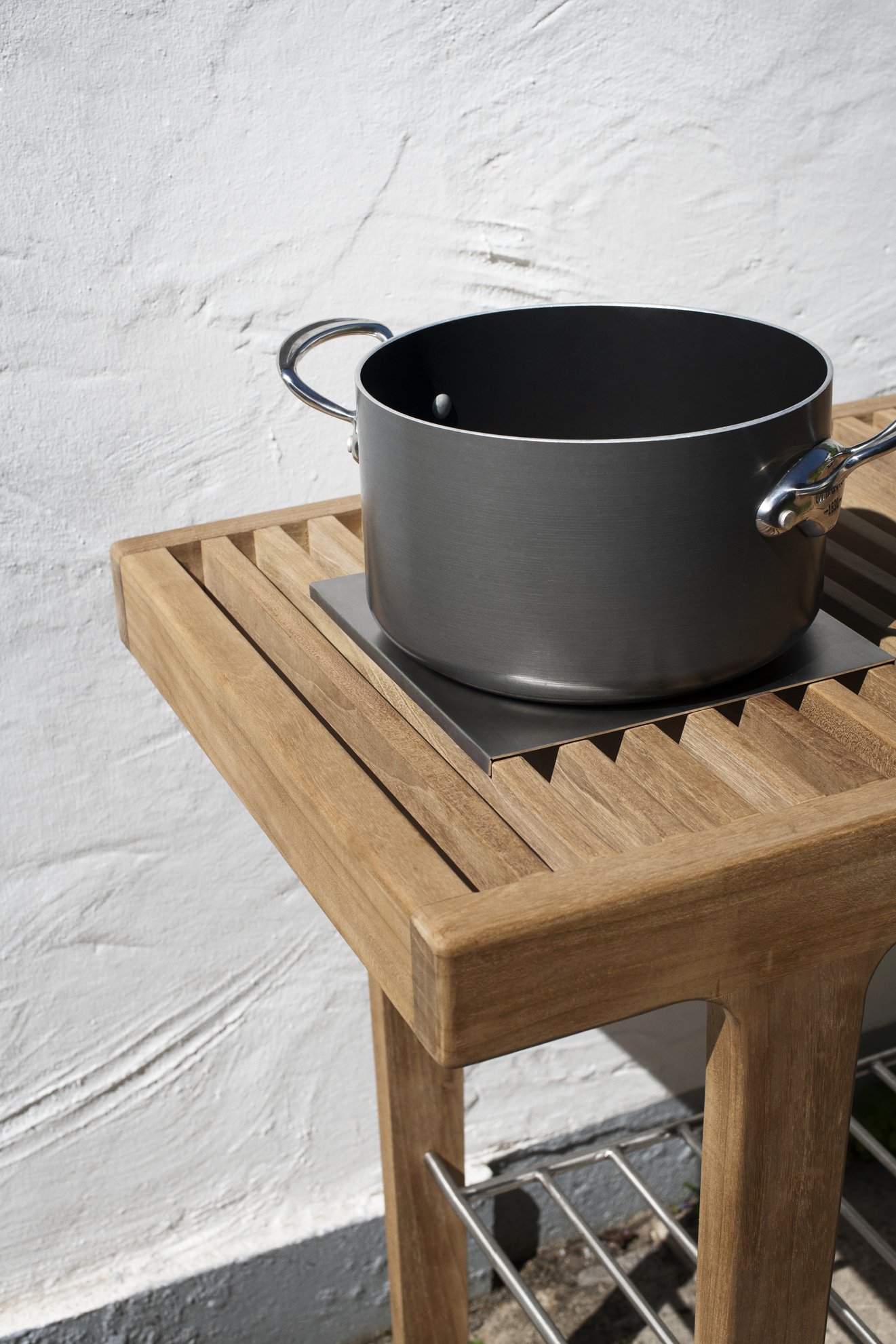 Sibast_RIB_outdoor__table_work_bench_with_metal_shield_setting.jpg