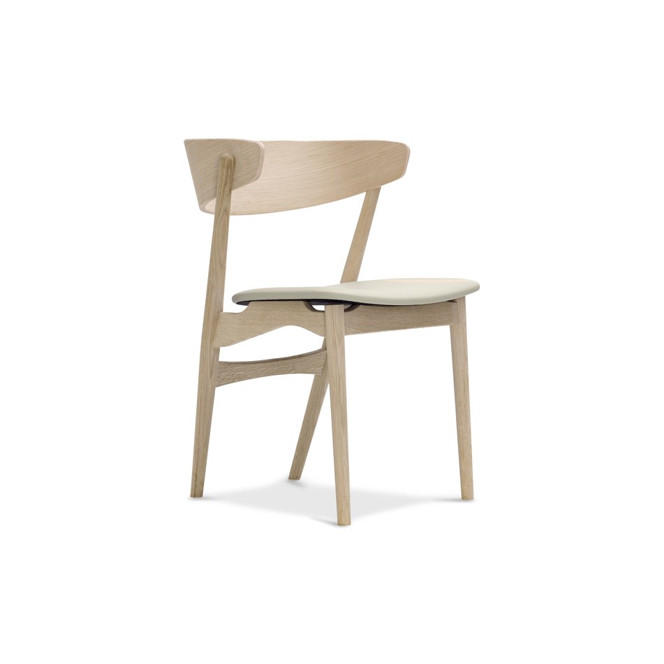 The no 7. chair - white oiled oak with light grey leather seat