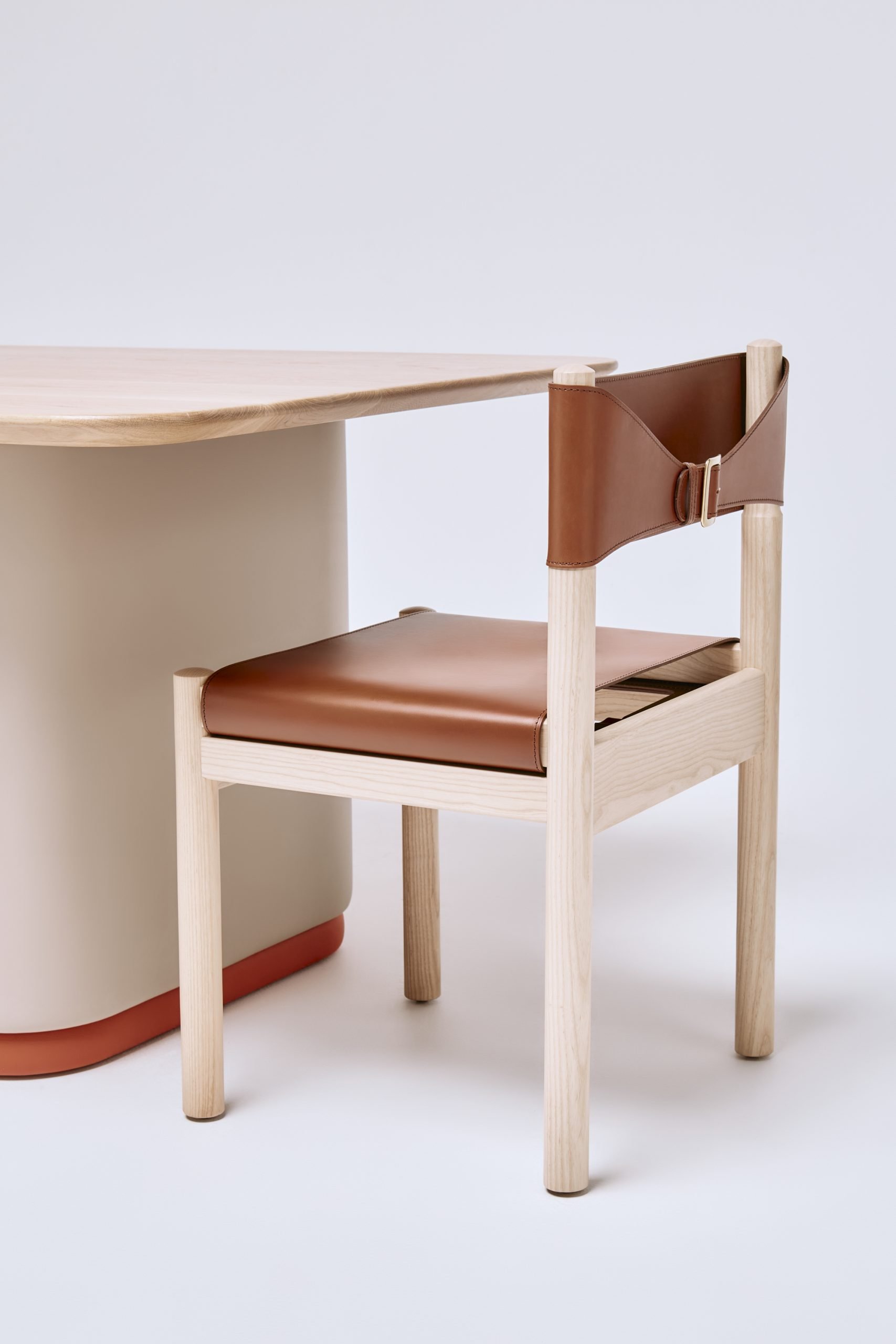 graziaco-featherston-hob-chair-with-turner-table-frost-timber-top-sleek-vinyl-base-scaled.jpg