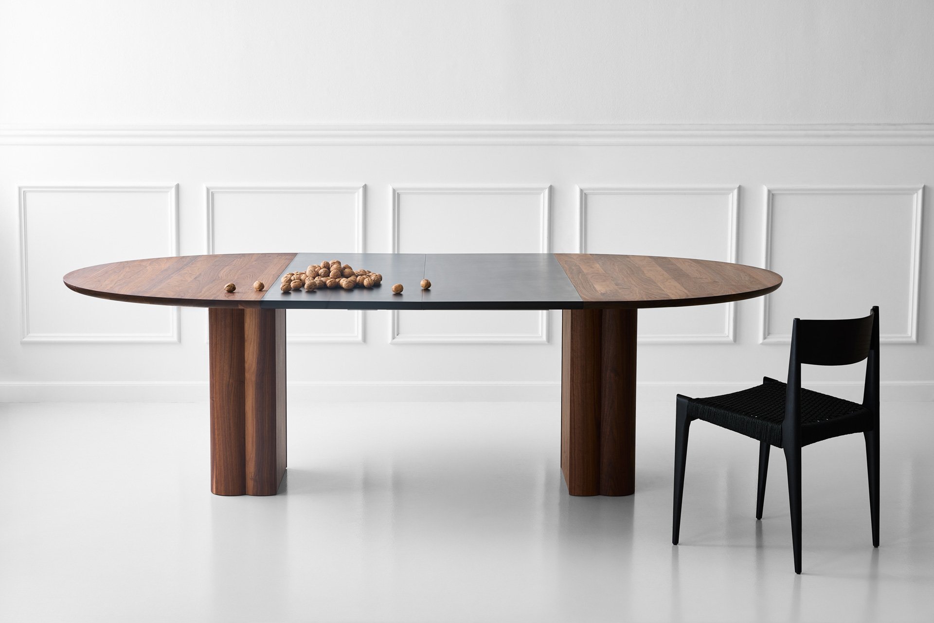 dk3_gestalt_new_york_plush_table_round_Plush Table Round_walnut_extended_Pia Chair_II13_Low.jpeg