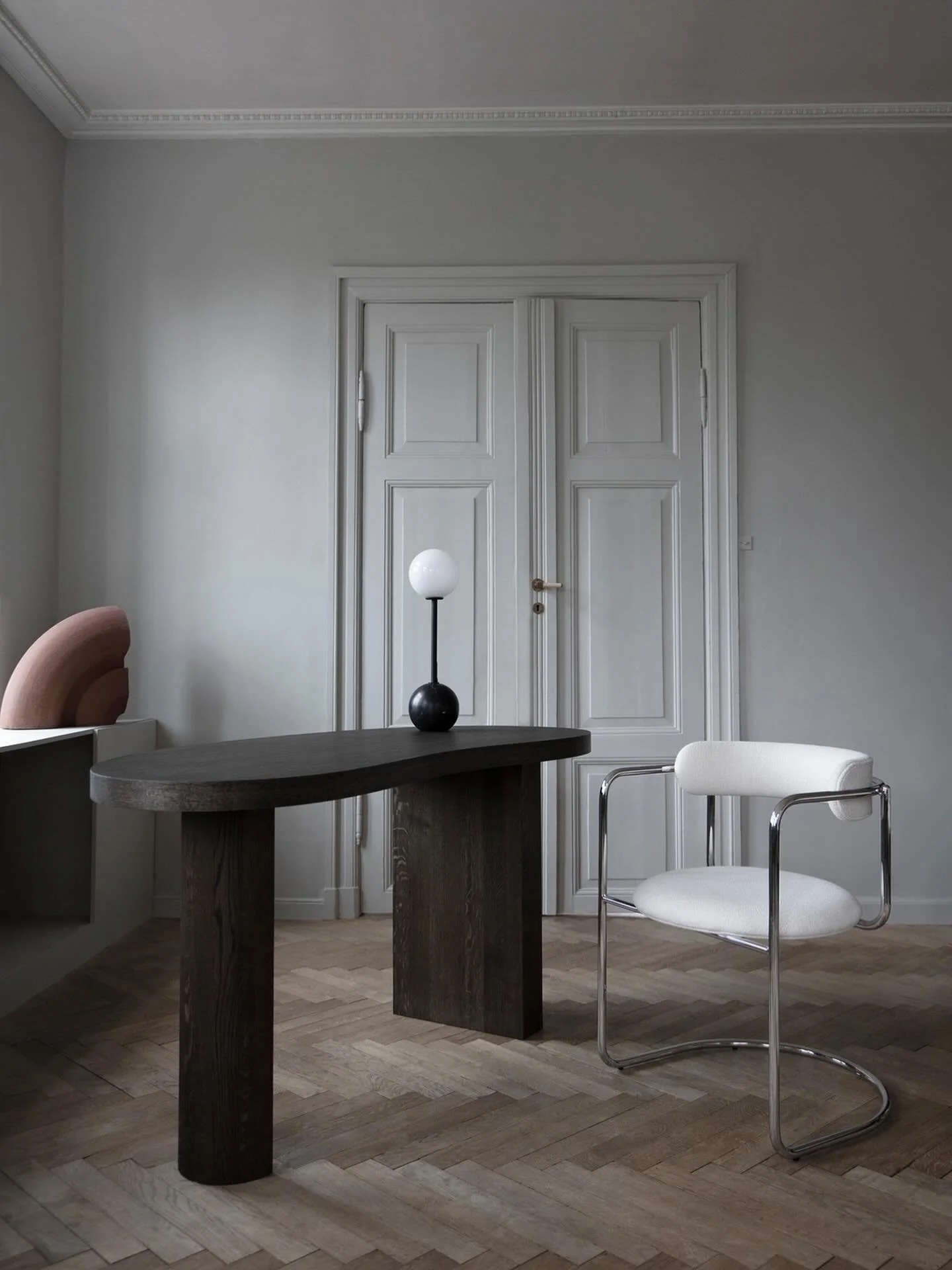 The FF Cantilever Chair and the Ms Bean Desk, both designed by Ida Linea Hildebrand and produced by @friendsfounders
⠀⠀⠀⠀⠀⠀⠀⠀⠀
#swedishdesign #danishdesign #furniture #interiordesign #design #architects #archilovers #midcentury #midcenturymoderndesig
