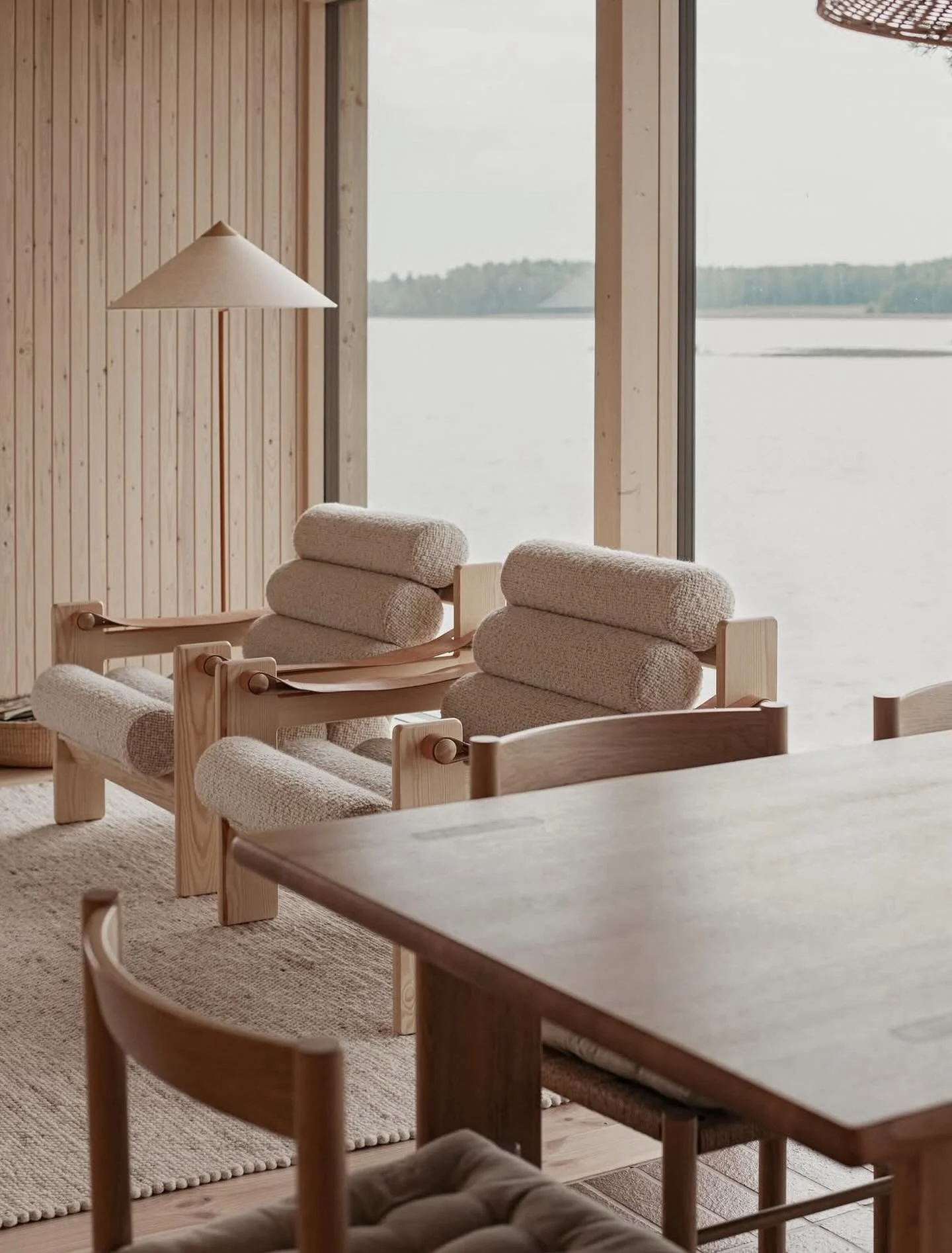 The Rento Chair designed by Ahti Taskinen, 1971 and produced by @fasettidesign
⠀⠀⠀⠀⠀⠀⠀⠀⠀
Interior design by @arkkitehti_takkunen @tapani_takkunen @markusmutanen @eevatak
⠀⠀⠀⠀⠀⠀⠀⠀⠀
Photo by @christianjakowleff
⠀⠀⠀⠀⠀⠀⠀⠀⠀
#finnishdesign #madeinfinland #