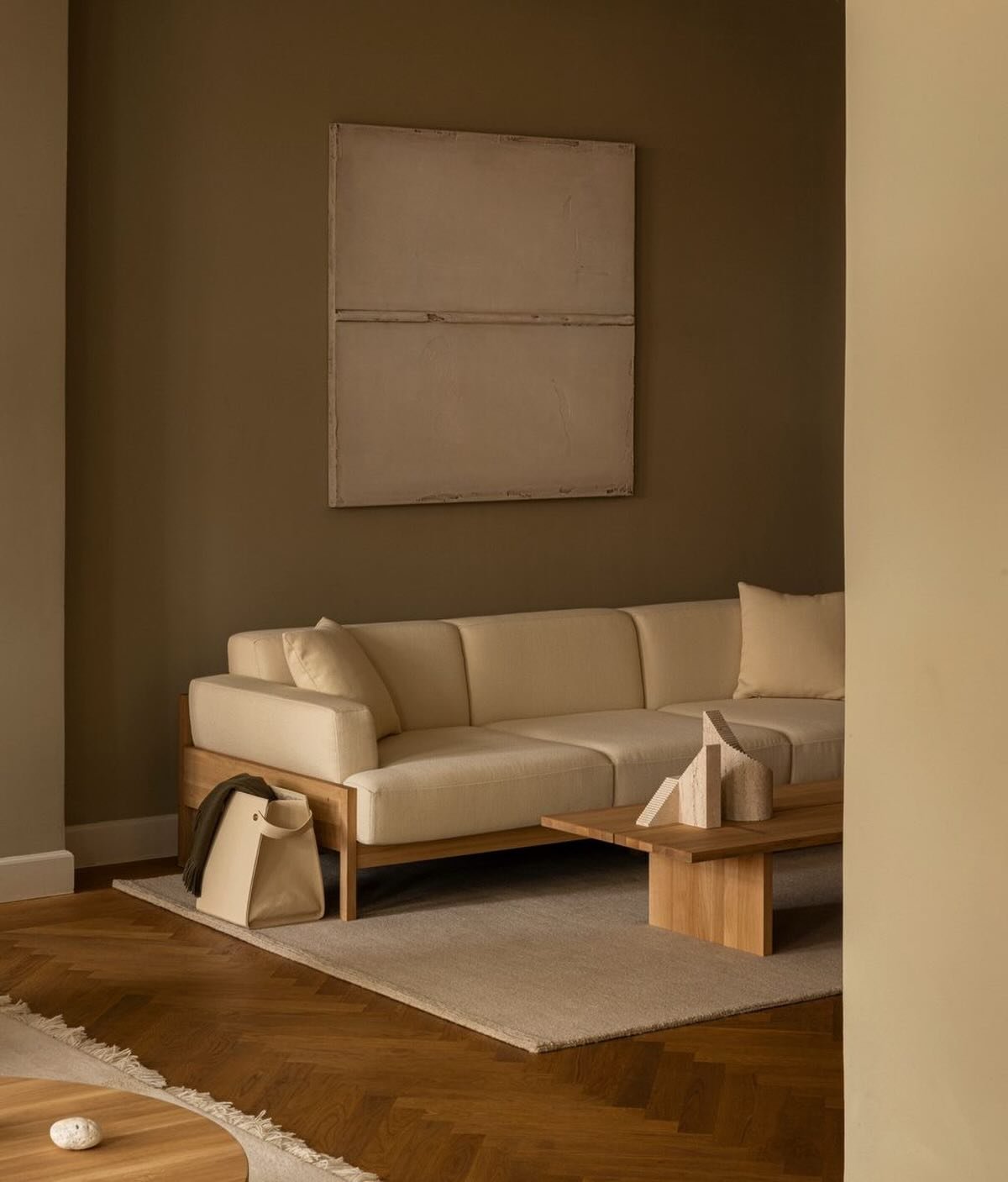 The A-S01 Sofa, designed by Keiji Ashizawa for @Karimokucase, balances sculptural form with relaxed comfort. Its low profile creates a sense of openness, while its simple design offers versatile functionality
⠀⠀⠀⠀⠀⠀⠀⠀⠀
#japanesedesign #madeinjapan #f