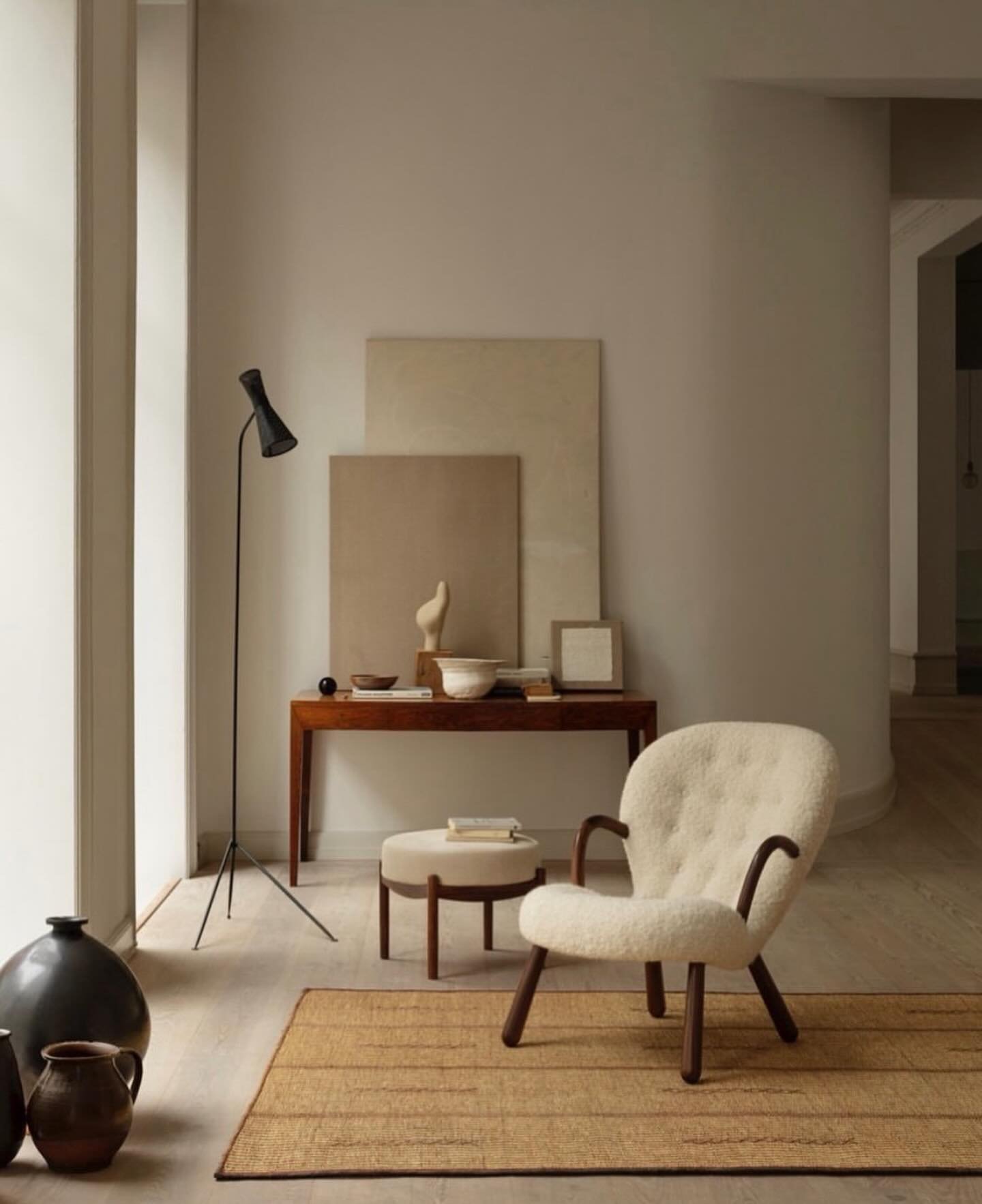 The Clam Chair designed by Arnold Madsen in 1940s and produced by @dagmarlondon 
⠀⠀⠀⠀⠀⠀⠀⠀⠀
Photography by @irinaboersma 
Styling by @pernille.vest
⠀⠀⠀⠀⠀⠀⠀⠀⠀
#furniture #interiordesign #design #architects #midcentury