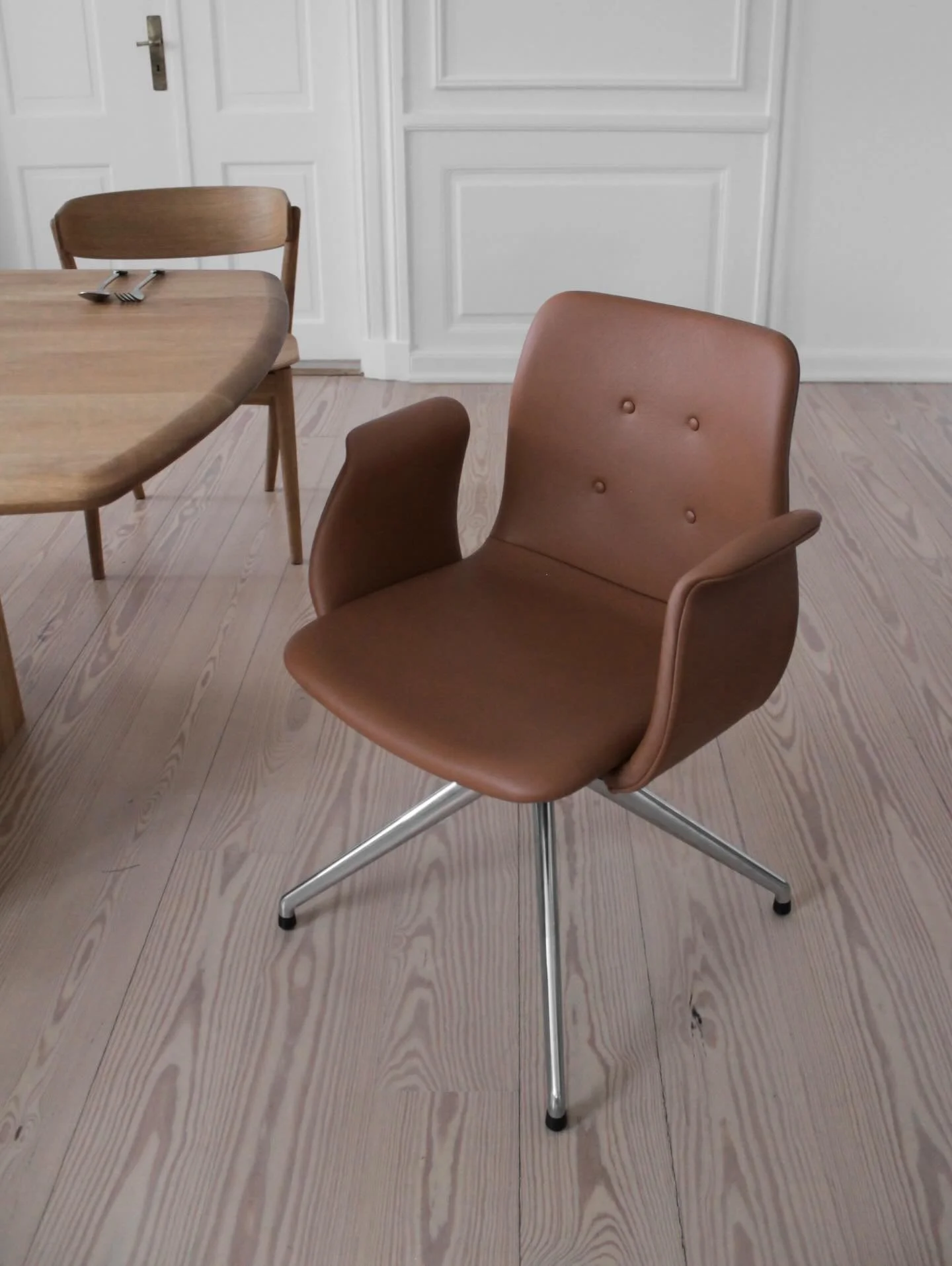 The Primum Chair by Henrik Hvid Hansen represents the pinnacle of Danish comfort design, now part of the distinguished Sibast Furniture collection. Engineered for extended sitting comfort, its padded seat and flexible backrest adapt intuitively to yo