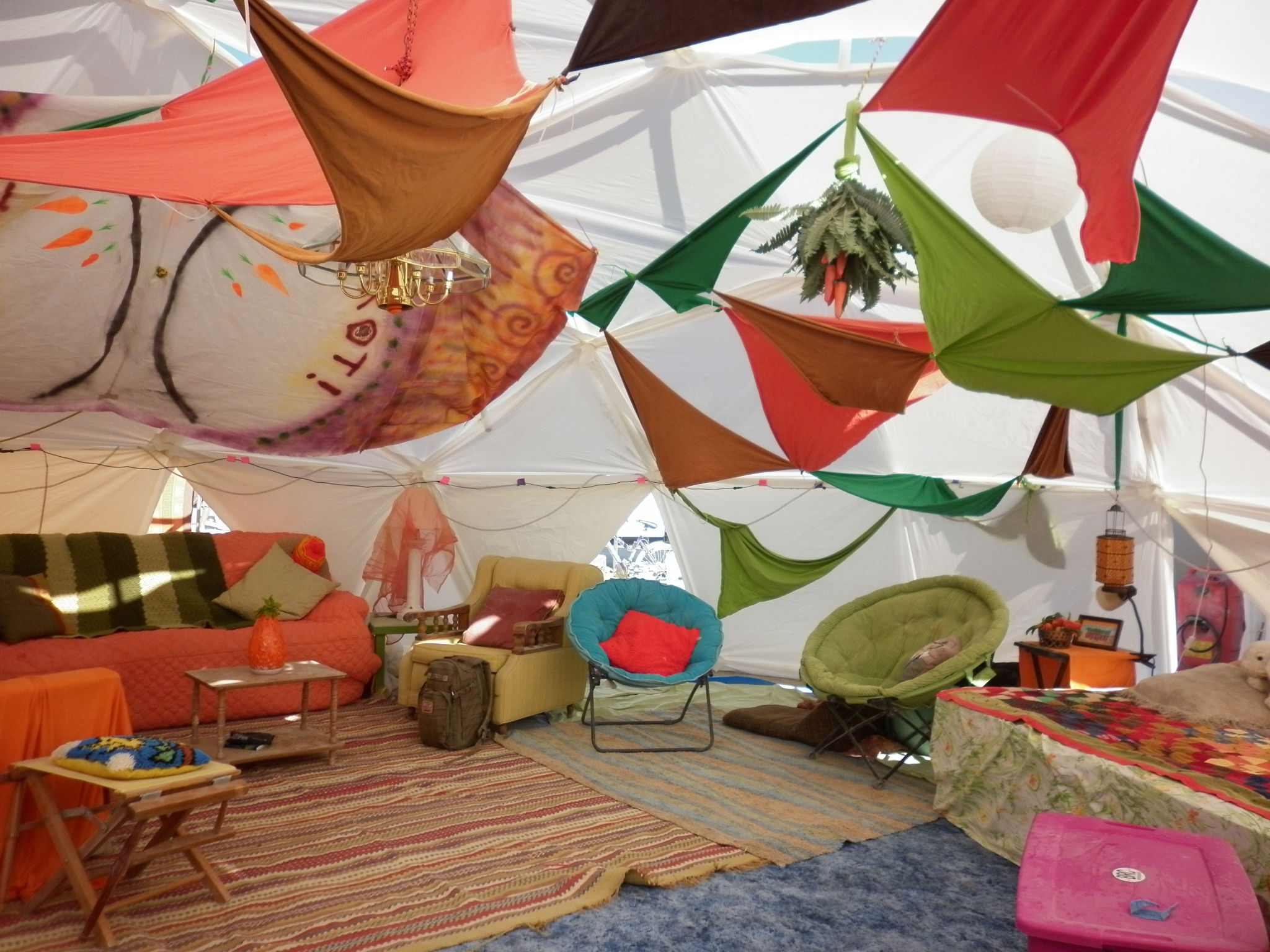 Camp men. Бернинг Мэн кемпинг. Burning man палатки. Клемпинг фестиваль декор. Тканевая палатка Burning man.