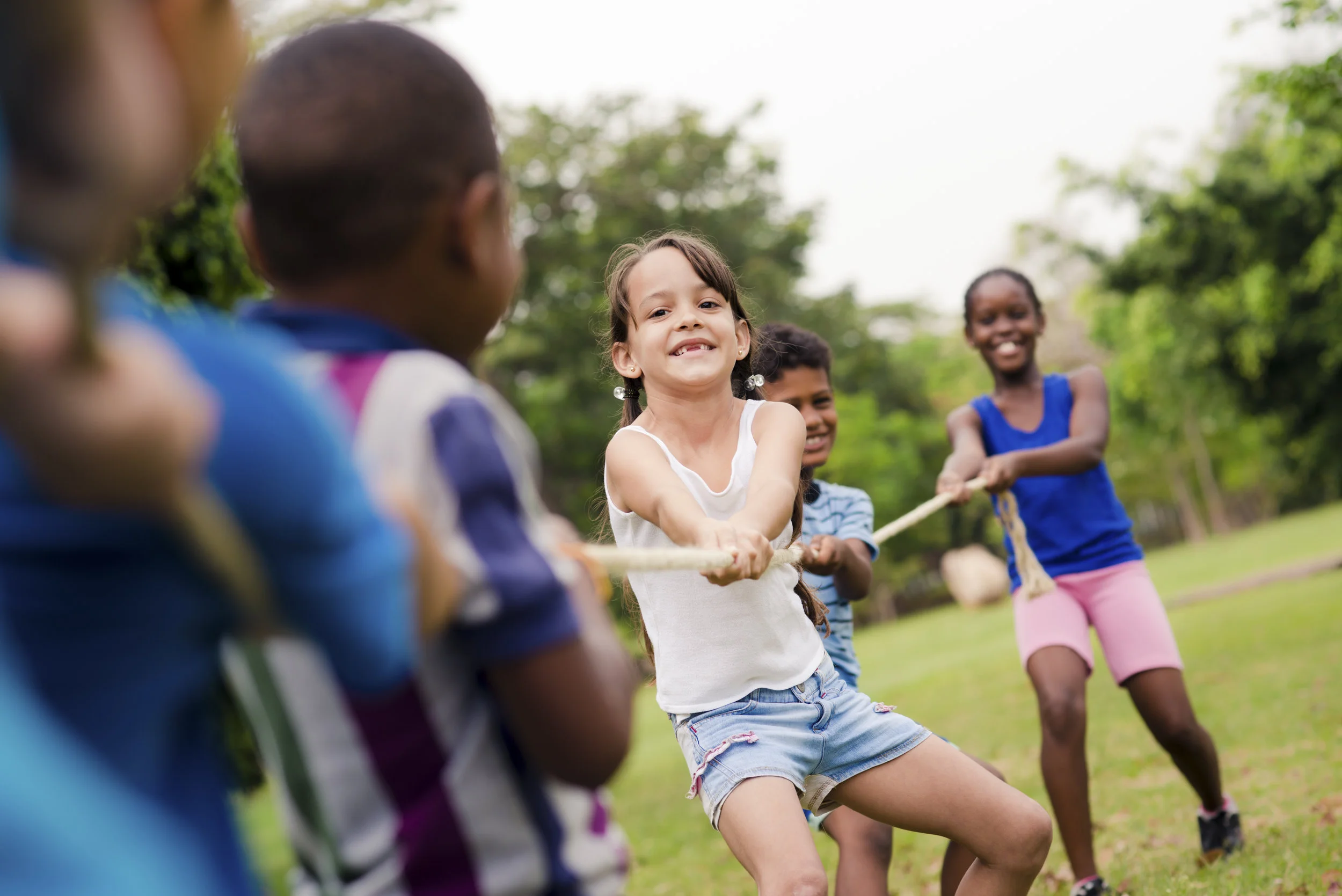 happy-school-children-playing-tug-of-war-with-PWAZQT9.jpg