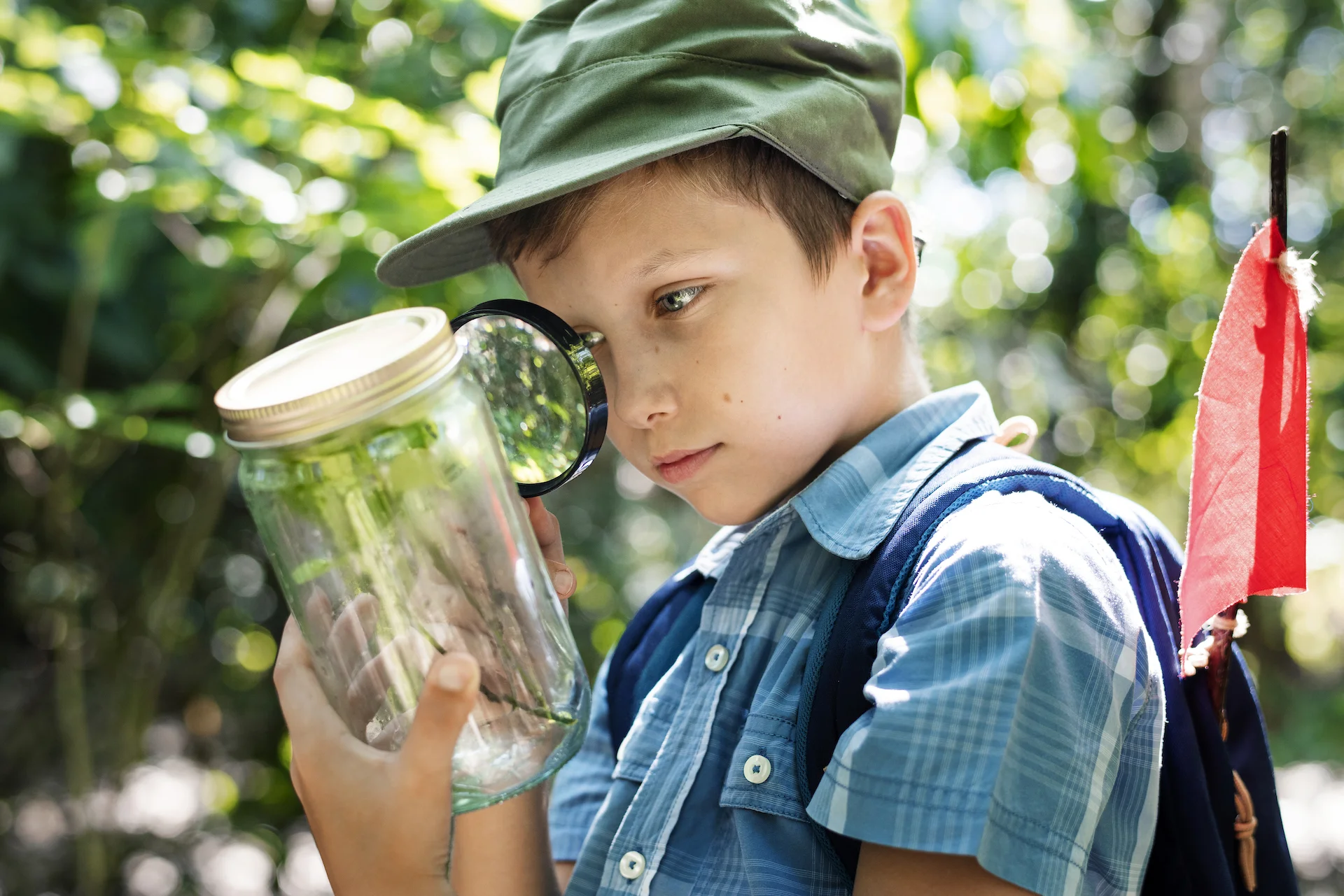 boy-examining-a-plant-with-a-magnifying-glass-N7EPZLK.jpg
