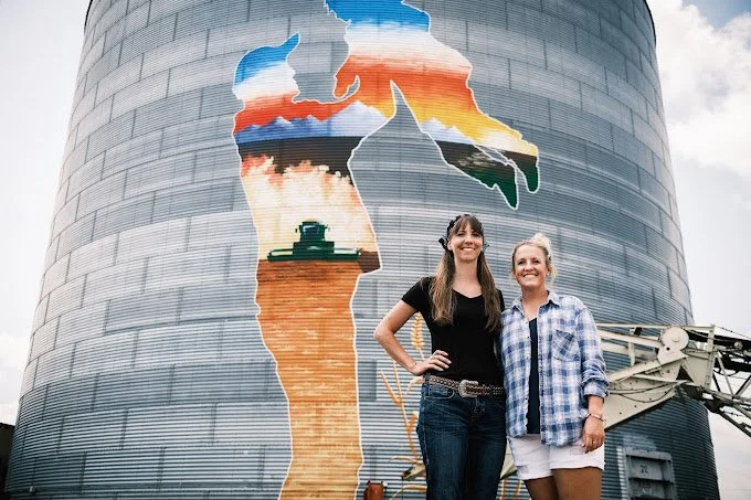 408 Some Girls and a Mural