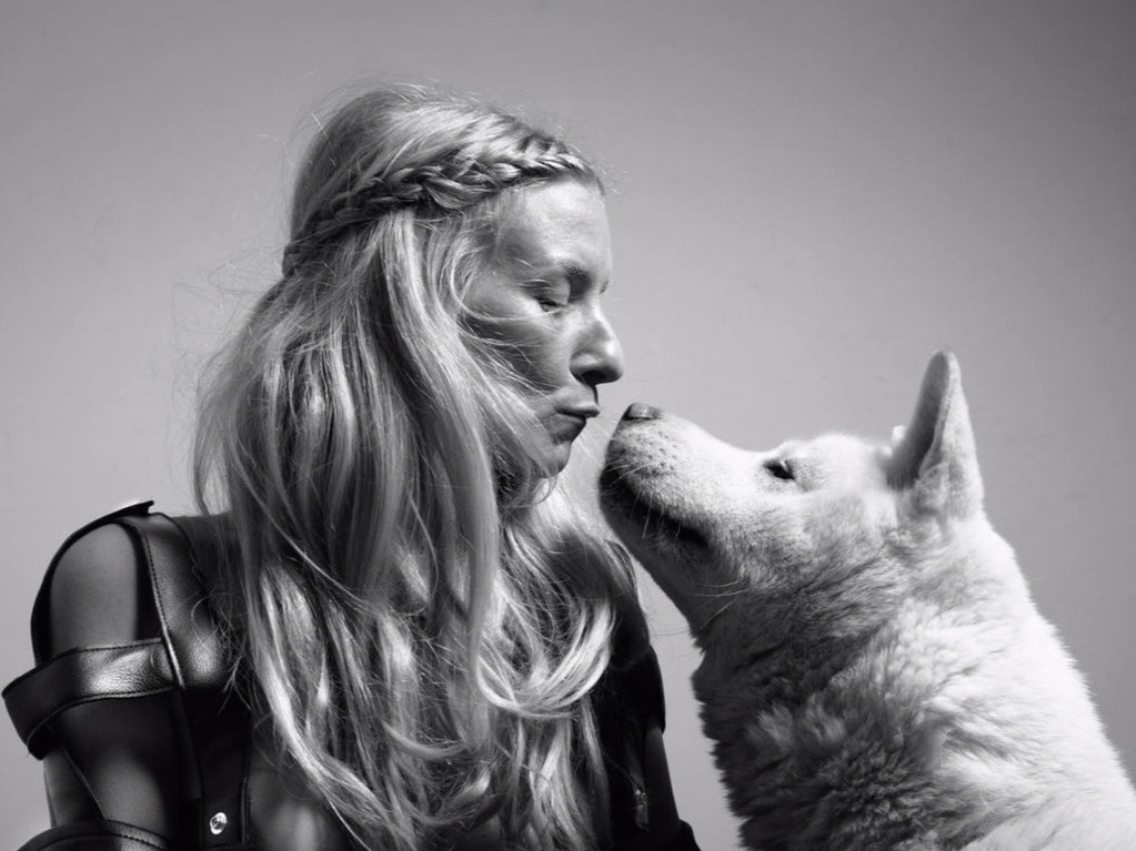 ionnalee / iamamiwhoami