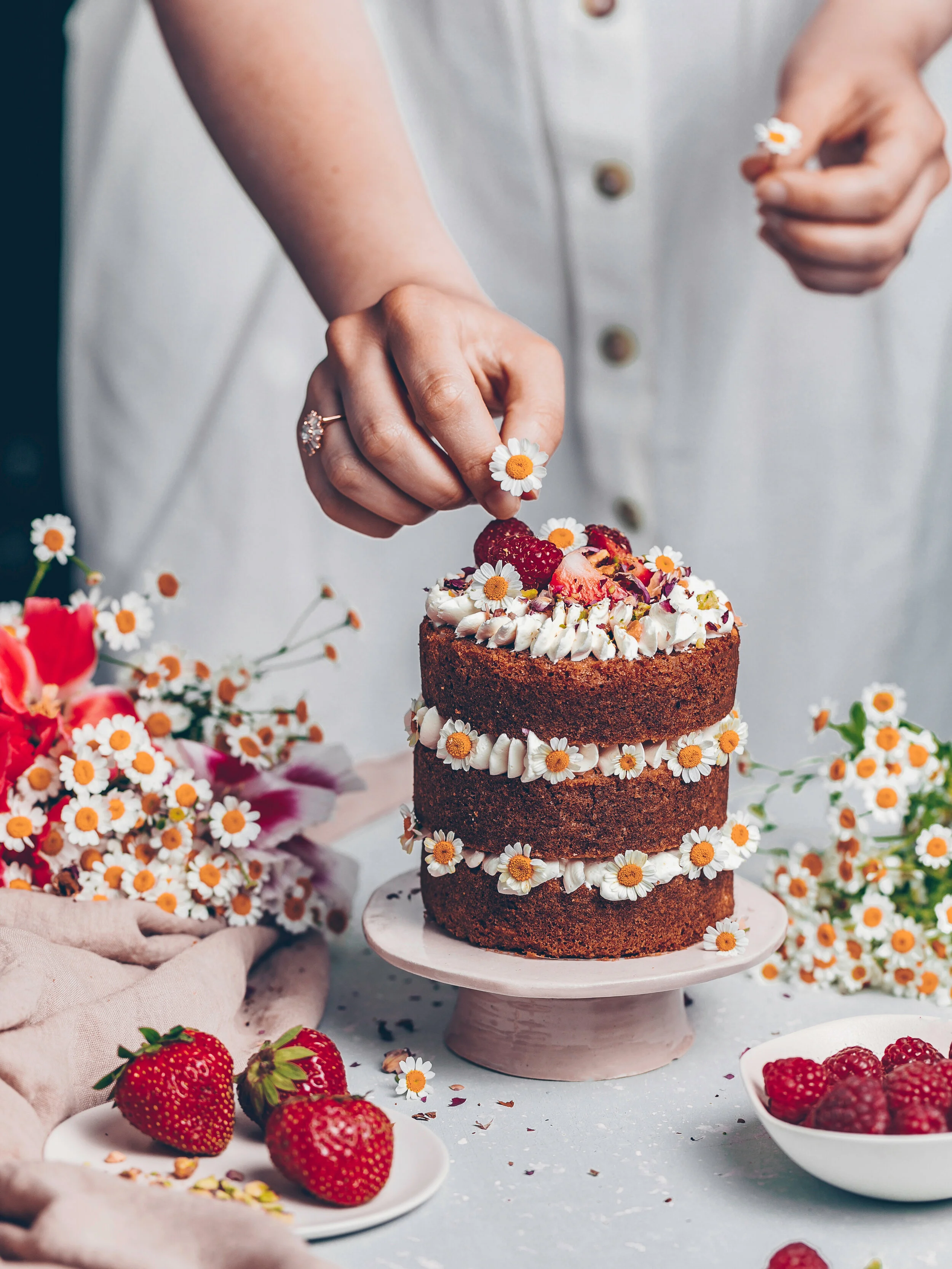 Naked Cake A L Eau De Rose Et Fruits Rouges Avec Des Pistaches Concassees Mzcuisine Falling From Stars