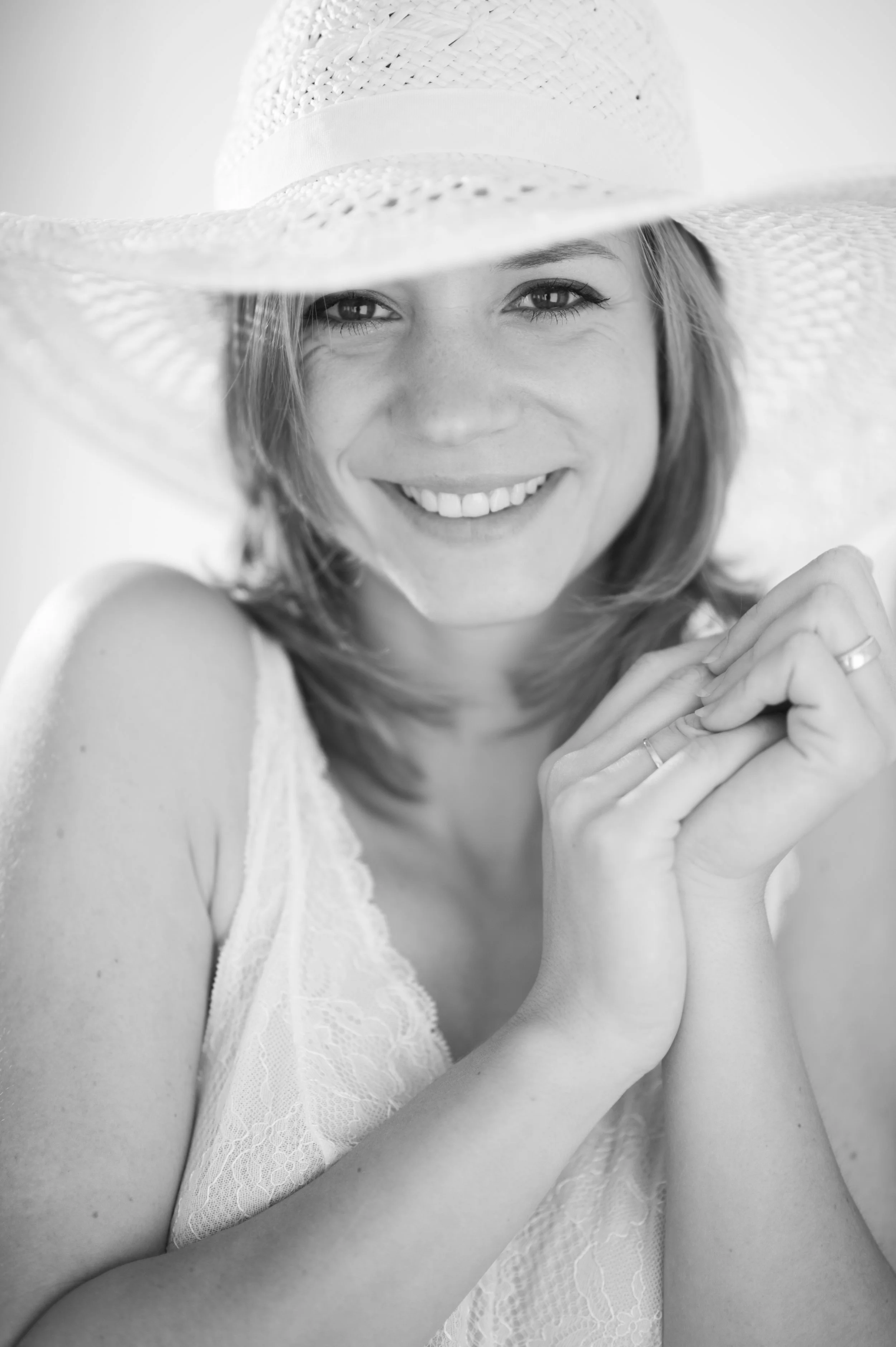 Tessie Callens Make-up artist & hairstylist, accountancy, mother Haar professionele en zachte aanpak zorgt ervoor dat iedereen ontspannen en stralend aan de opdracht kan beginnen. Haar inzet en oog voor detail zijn een absolute meerwaarde tijdens elke shoot.