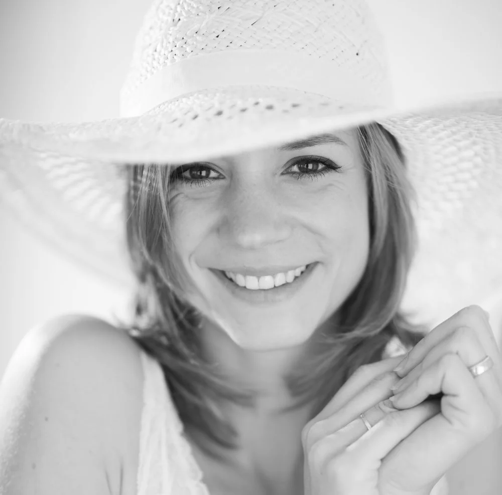 Tessie Callens Make-up artist & hairstylist, accountancy, mother Haar professionele en zachte aanpak zorgt ervoor dat iedereen ontspannen en stralend aan de opdracht kan beginnen. Haar inzet en oog voor detail zijn een absolute meerwaarde tijdens elke shoot.