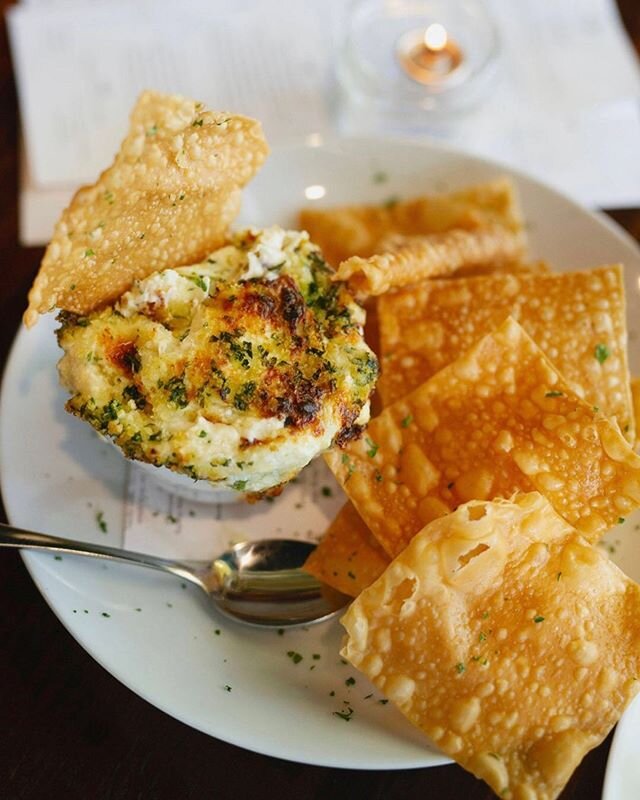 Garden fresh onions 🧅 There&rsquo;s nothing better. Tonight, start with Vidalia Onion Dip served with crispy wontons. Dine in / grab &amp; go. Make reservations via resy or 706-364-5300 #finchandfifth⠀
⠀
&mdash;⠀
#oniondip #nosh #dinner #dinein #pic