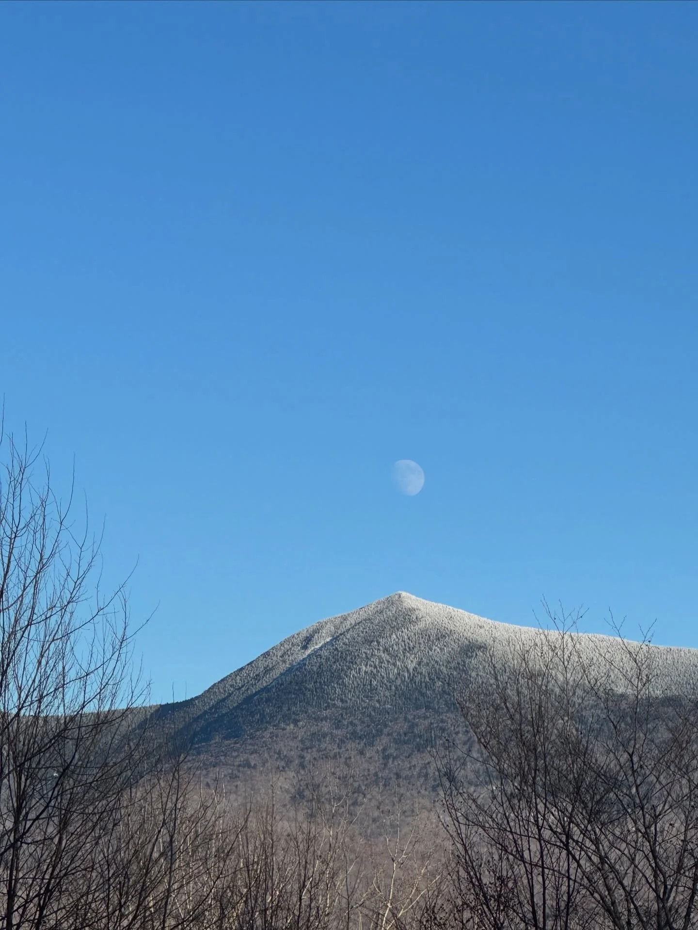 Come and get it! 

Your bunk is waiting! Just 40 minutes from @cannonmountain , @loonmtnresort and @waterville_valley 

6&rdquo; fell last night. Lifts are spinning and it&rsquo;s a bluebird day. The next 7 days are looking 🤙