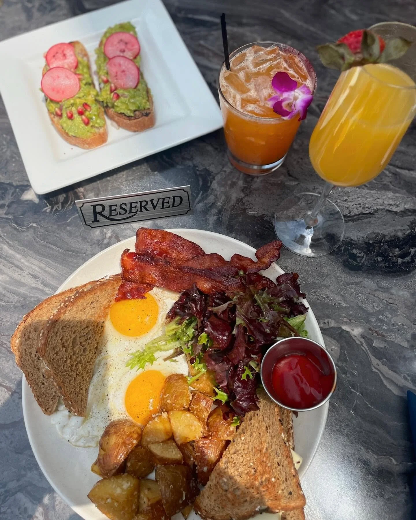 Good Morning ☀️ 
Join us for Brunch beginning at 10am!
#brunch #boozybrunch #pittsburghfoodie #coastandmain #seafood #chophouse #localchef