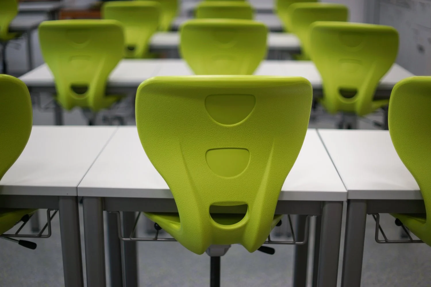 bench-chairs-class-256519.jpg