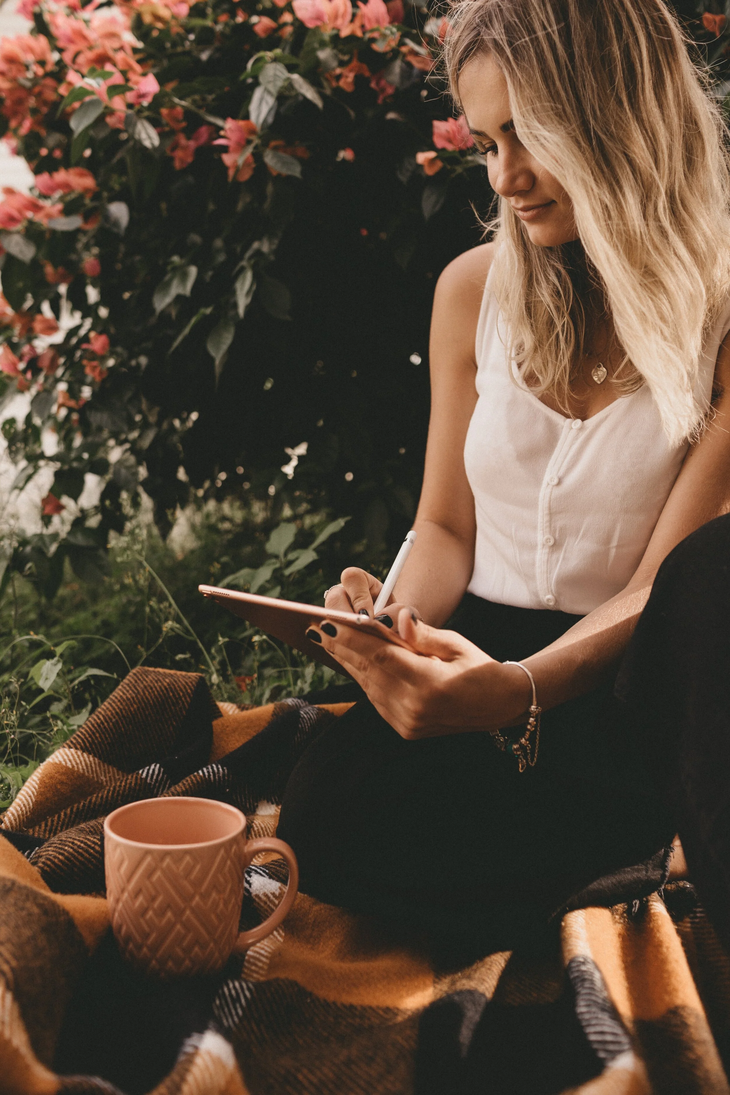 woman-writing-on-ipad-3082804.jpg