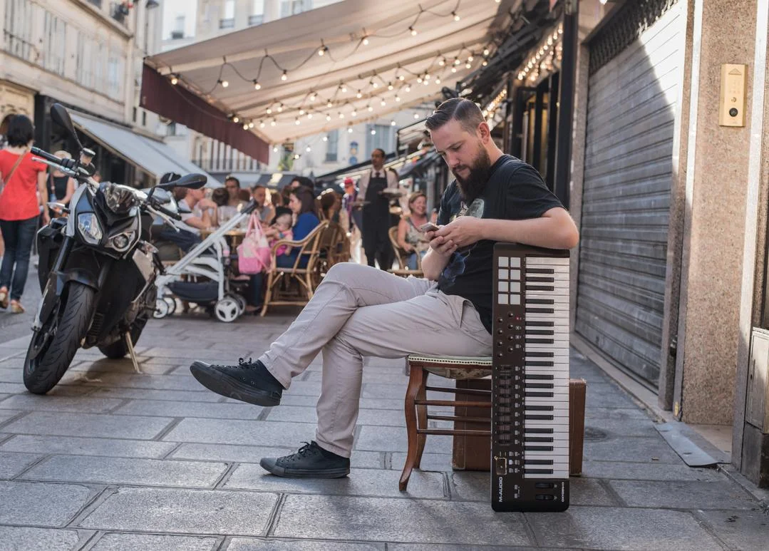 doug organ playing on the street in paris.jpeg