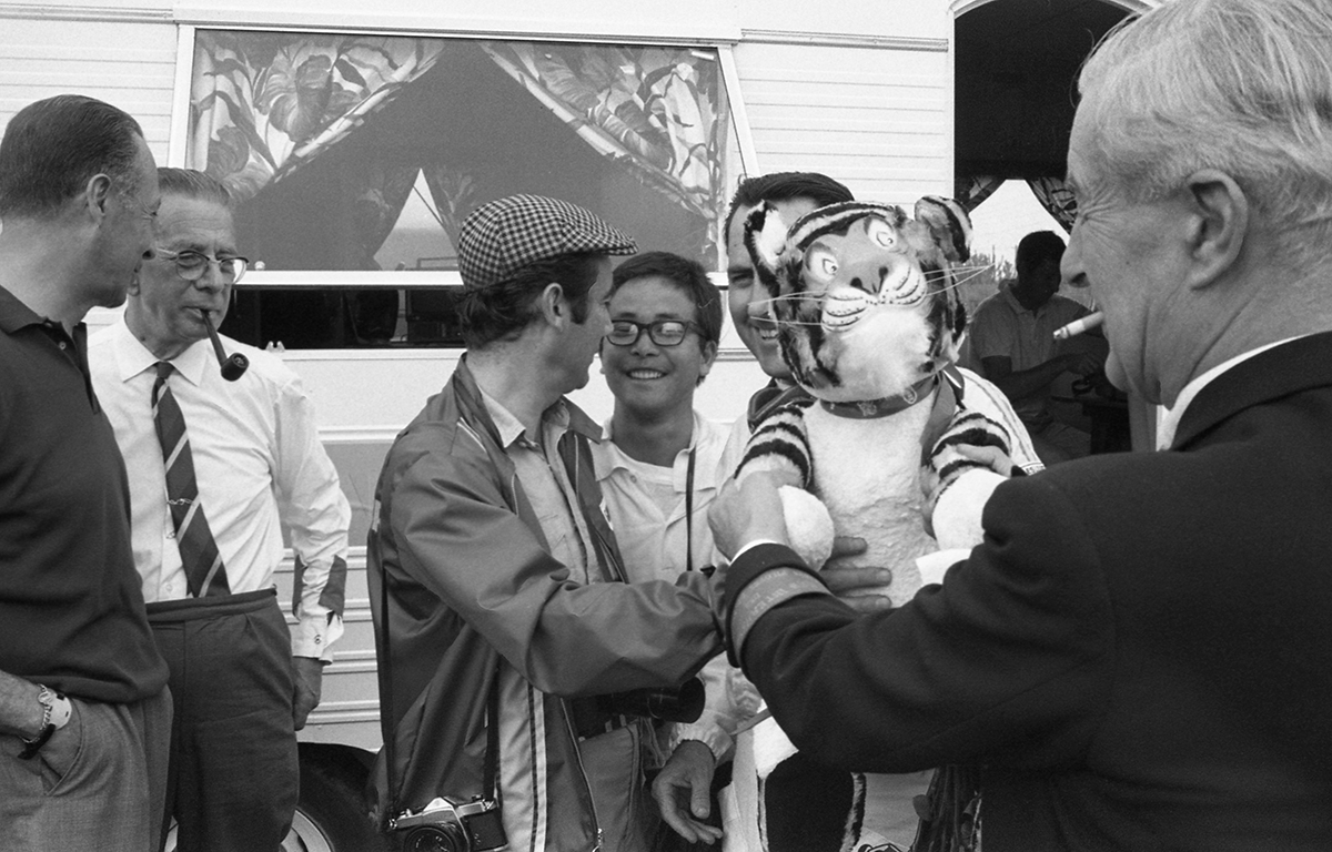  Joe Honda (center) with the president of the International Racing Press Association, Bernard Cahier (center left), and Jack Brabham, the winner of the French Grand Prix, 1967 