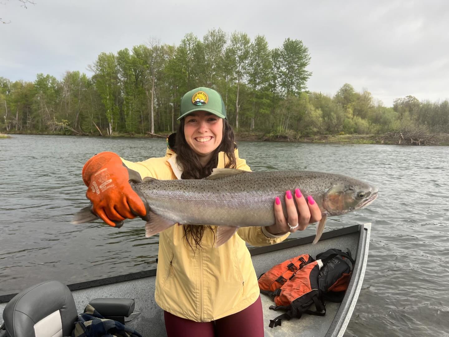 @kendall.conrad &amp; @parkerbiedscheid showing us that the winter steelhead season is still going here on the Rogue!