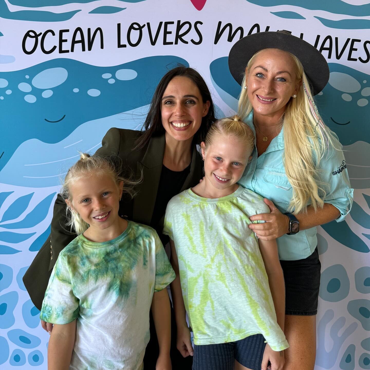 So many exciting things happened this afternoon at the @oceanloversfestival! We spoke to hundreds of school students about dugongs, whales and sharks! 

Delighted to have spoken with @amysmoothey from @nsw_dpi and the team from @sealifesydneyaquarium