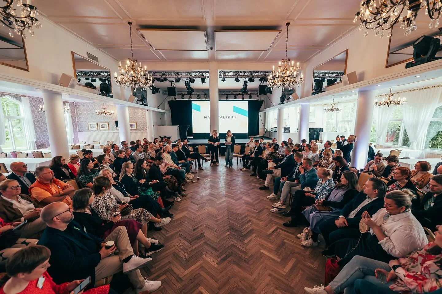 Naantali 24h tapahtuman toinen p&auml;iv&auml; huipentui purkutilaisuuteen, jossa koko porukan voimin keskusteltiin siit&auml;, kuinka menestyv&auml; Suomi rakennetaan. Kiitos kaikille osallistujille upeista keskusteluista 🤩 #naantali24 

📷 Niki So