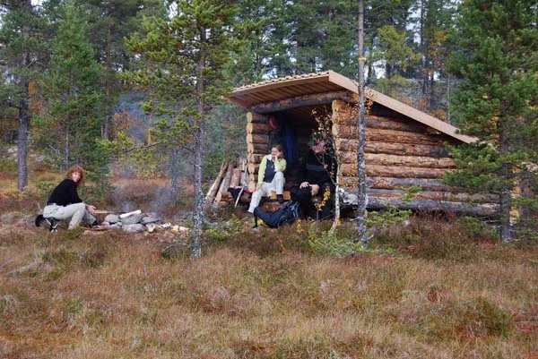 Gapahuken ved Grøna har blitt et fint sted for en kort ettermiddagstur. Her har vi tatt med noen venner for å kose oss med litt bålkaffe og vaffelsteking en varm ettermiddag siste helgen i reinsdyrjakta. På bildet fra venstre: Anne Fjelldal, Torill Glæser og Leif-Erik Sander ( Fotograf: Heikki Fjelldal)