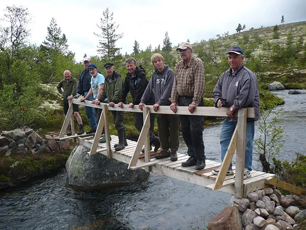 Sett fra venstre:Reidar Hansen- Ola Undset- Jan Haug- Torkild Rakkestad- Tor Brøndbo- Sondre Hansen- Ola Evensen- Knut R. Skjerven. Fotograf og medhjelper- Arve Bekk.