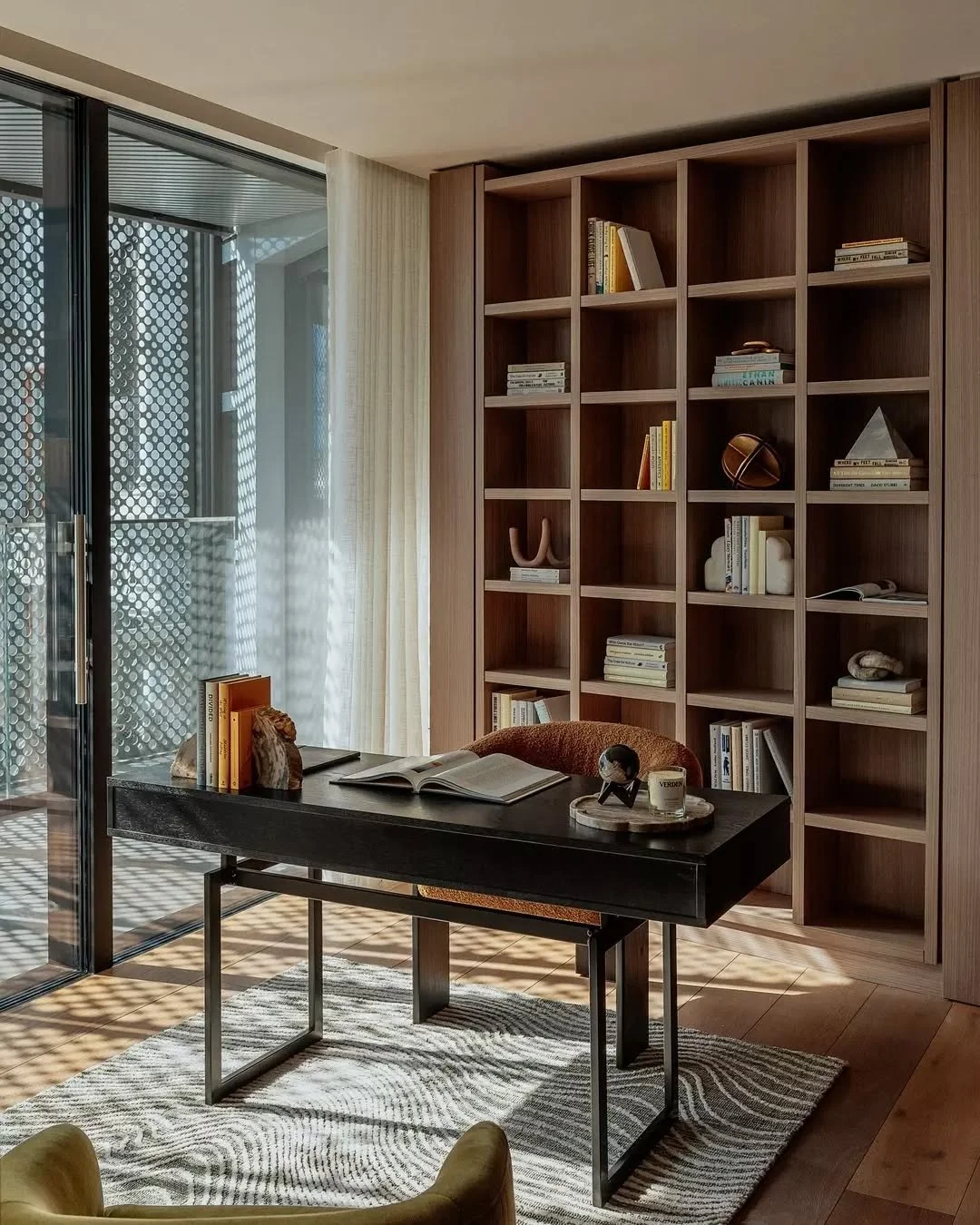 In collaboration with @a.london.interiors, The Skyward Penthouse, Gasholders, encourages emotional connection at every turn. 📚
For those seeking a design partner who bring clarity, reliability, and a true sense of collaboration, we’re he