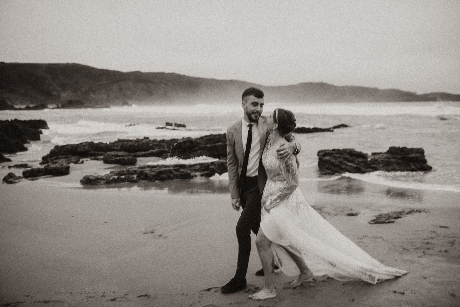 Cómo salir natural en las fotos de boda si odias posar
