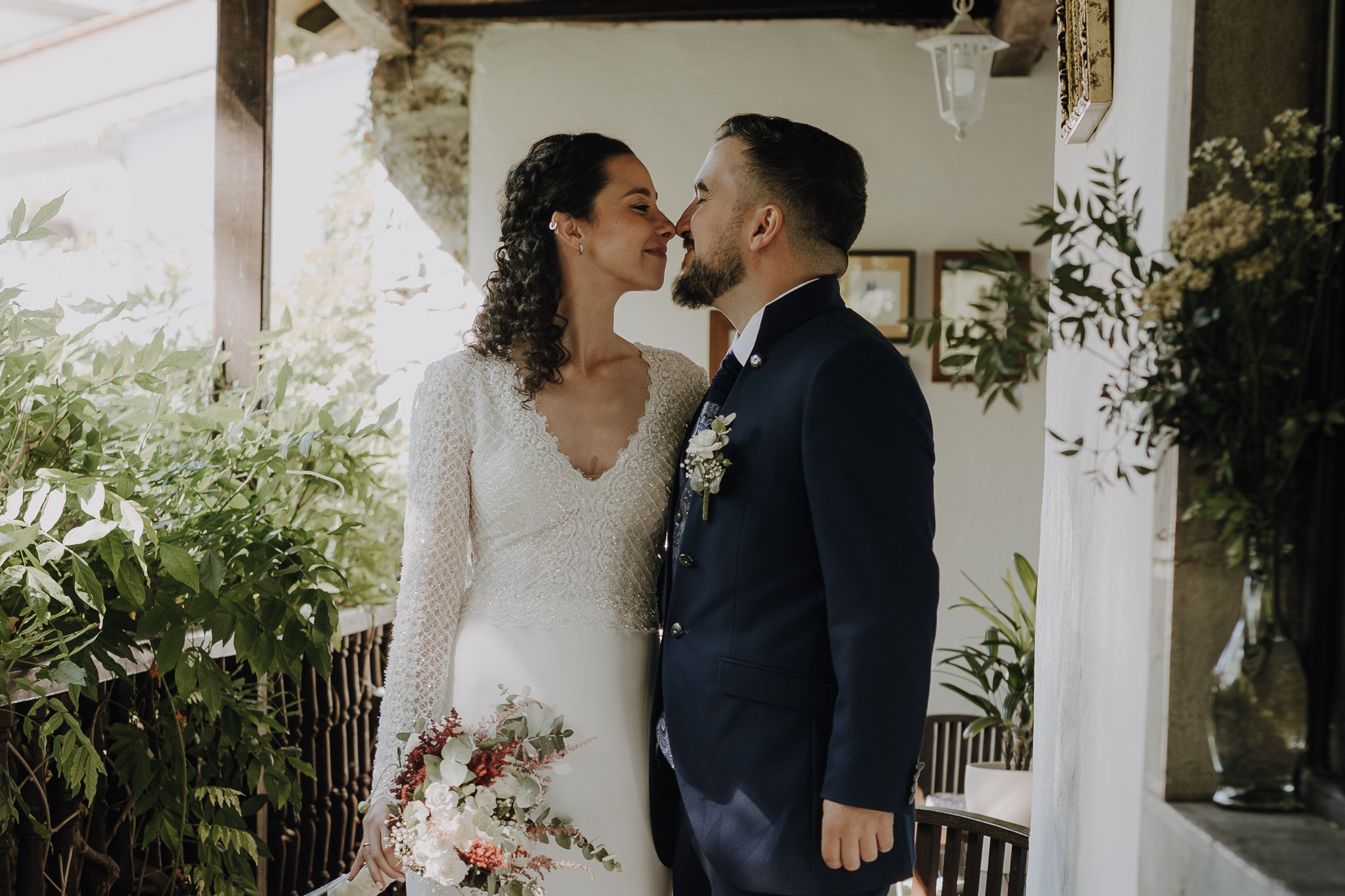 Pareja disfrutando de un momento juntos el día de su boda