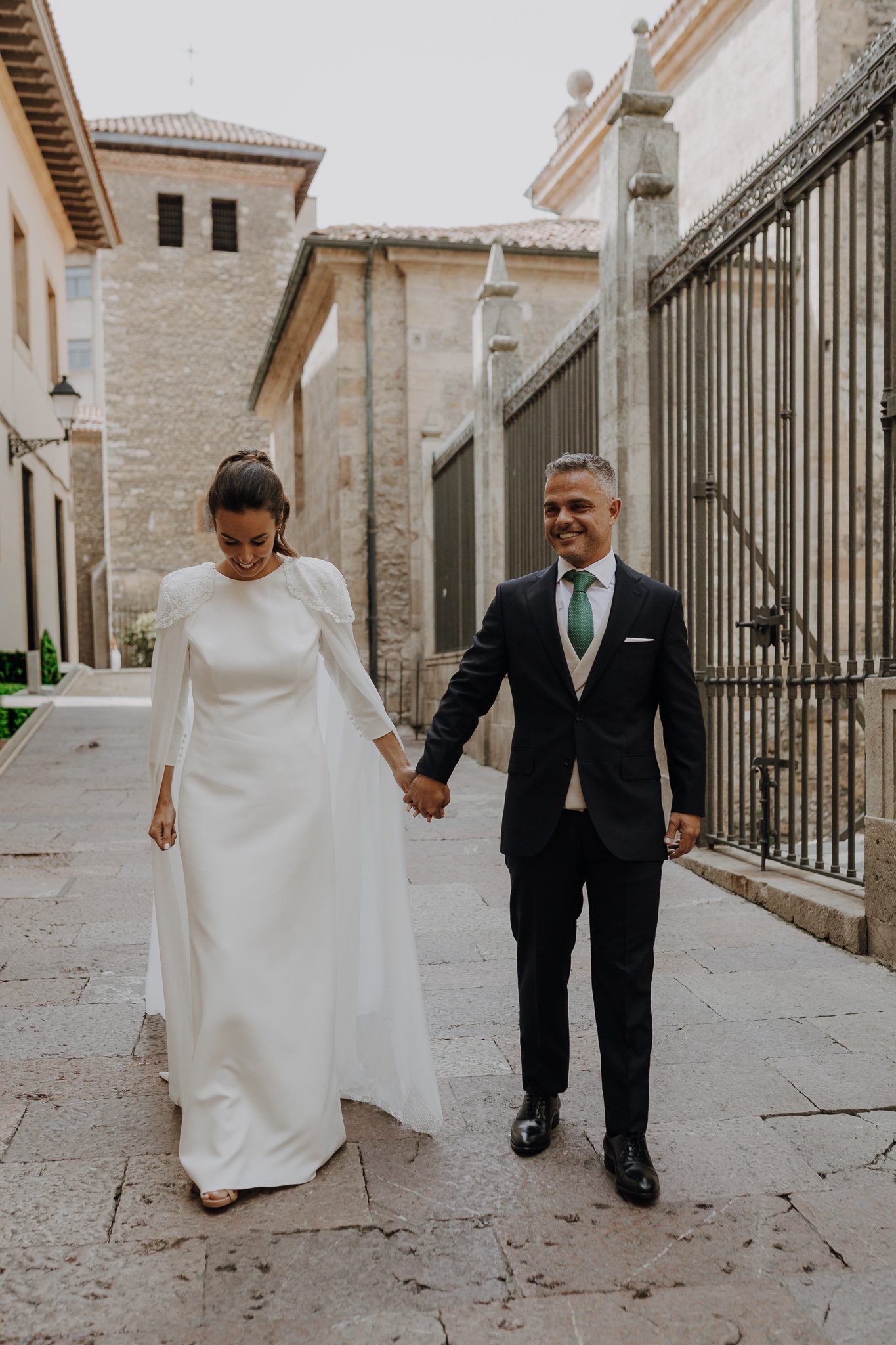 Pareja caminando por Oviedo el día de su boda