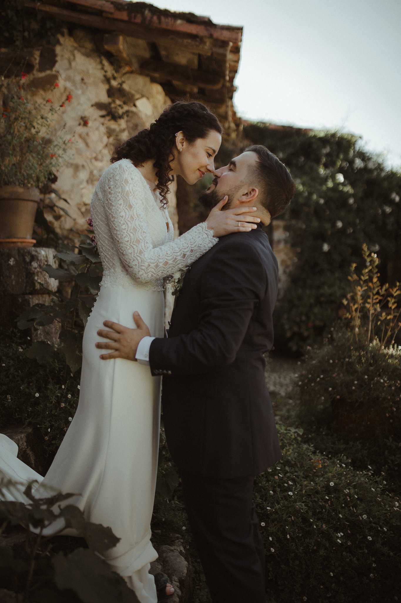 Pareja acercándose para besarse en su boda