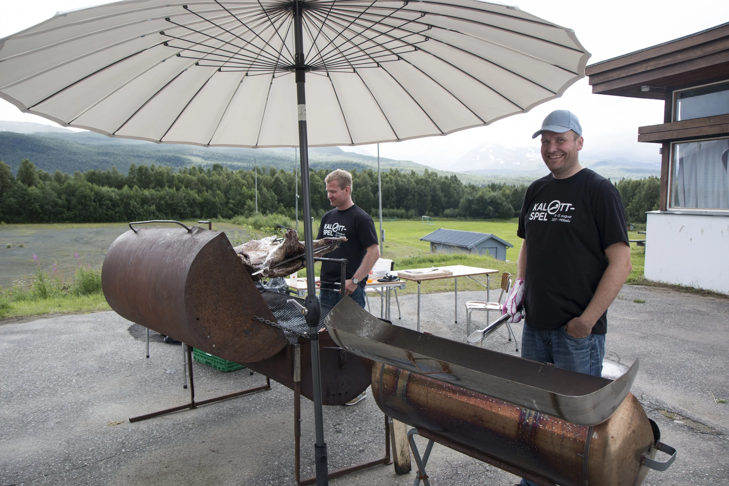 God stemning bak grillen på fjorårets familiedag. Foto: Odd- Inge Larsen