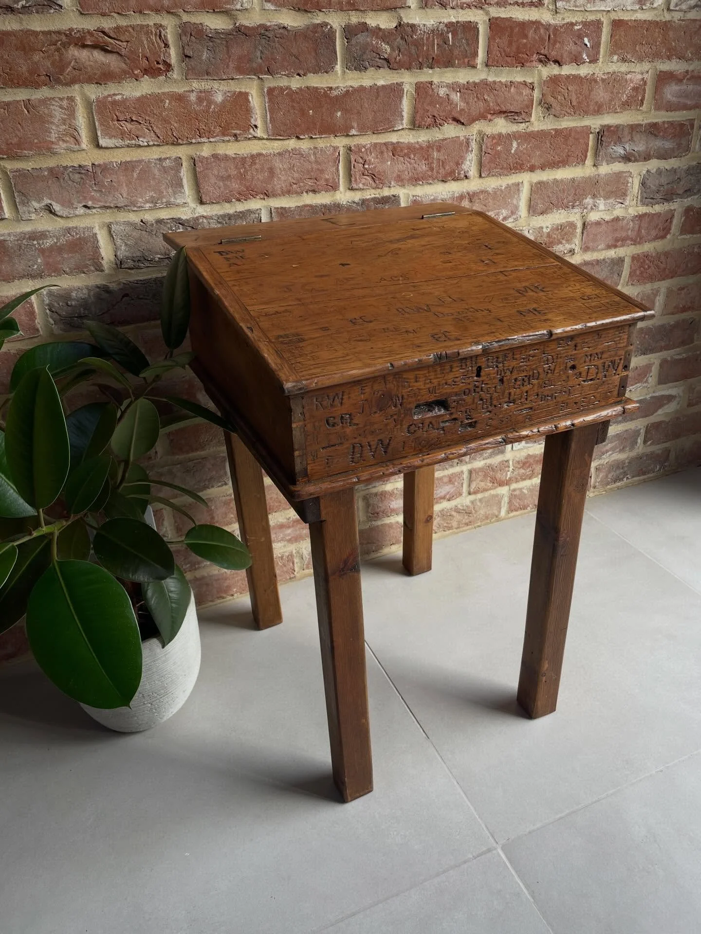 This is quite some desk! Look at all the inscribing 😍 ✍️ #vintagefurniture #vintageschooldesk